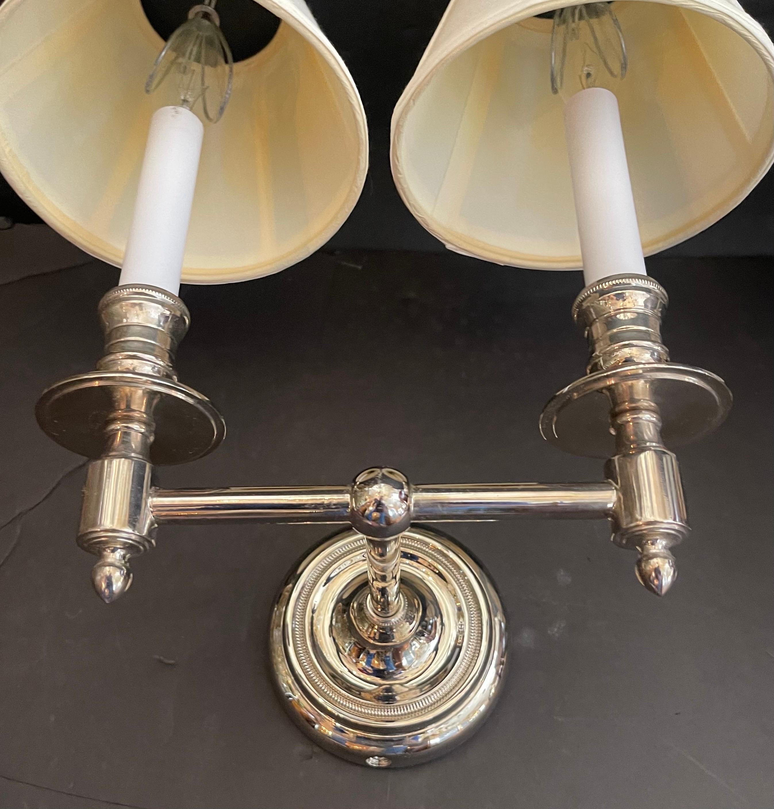 Regency Merveilleux ensemble de 4 appliques murales Visual Comfort en nickel poli à deux faces en vente