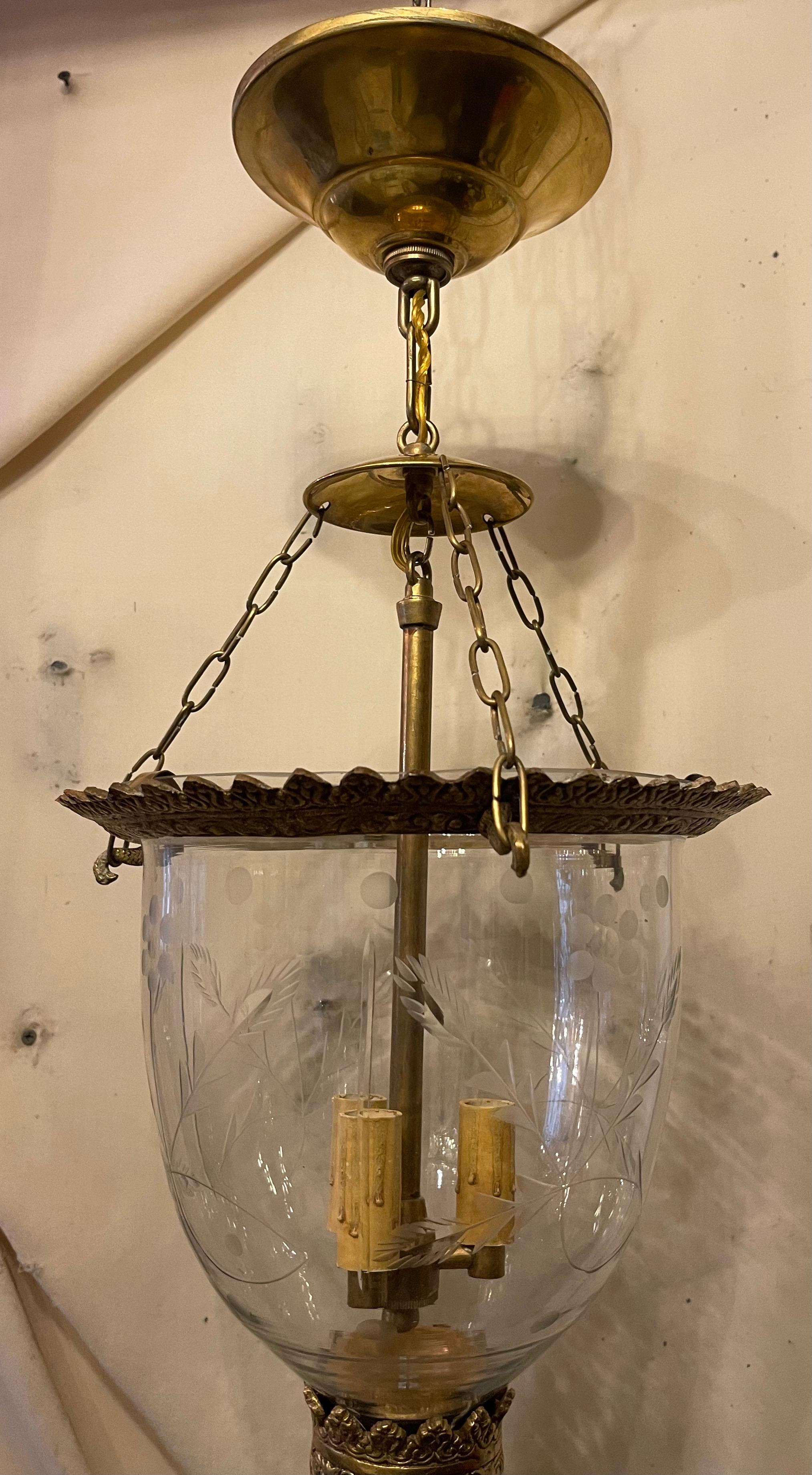 Eine wunderbare Reihe von 6 vergoldeter Bronze und geätztem Glas Glocke Jar Laterne Kronleuchter Leuchten Retailed von Carlos de la Puente
Jeweils neu verdrahtet mit 3 Candelabra-Fassungen und begleitet von einem Kettendach und Befestigungsmaterial.