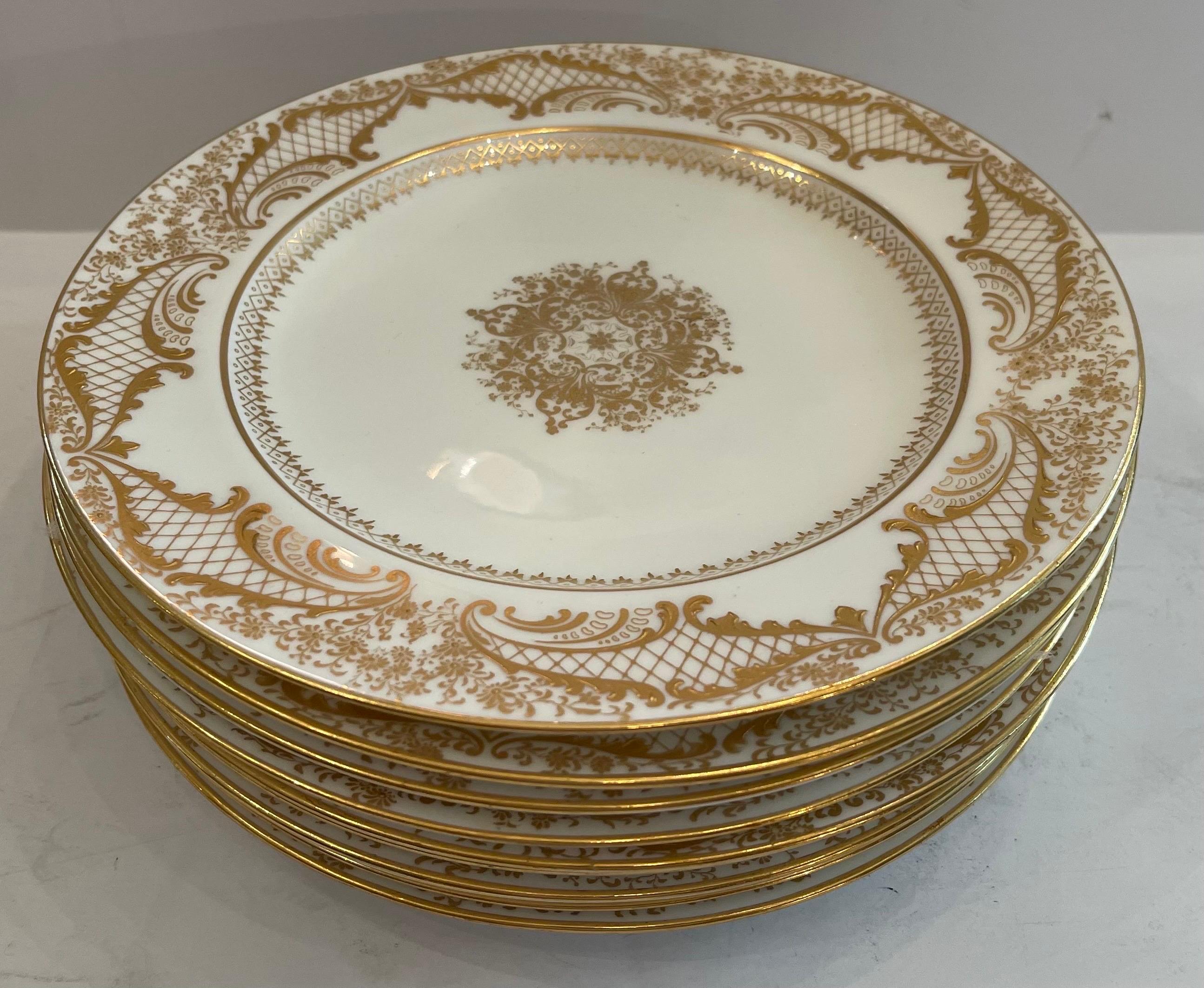 Merveilleux ensemble de 9 assiettes à salade / assiettes à dessert Royal Daulton English Raised Gold Encrusted. Chaque pièce est estampillée Royal Doulton England et Gilman Collamore & Co. Sur le dos.