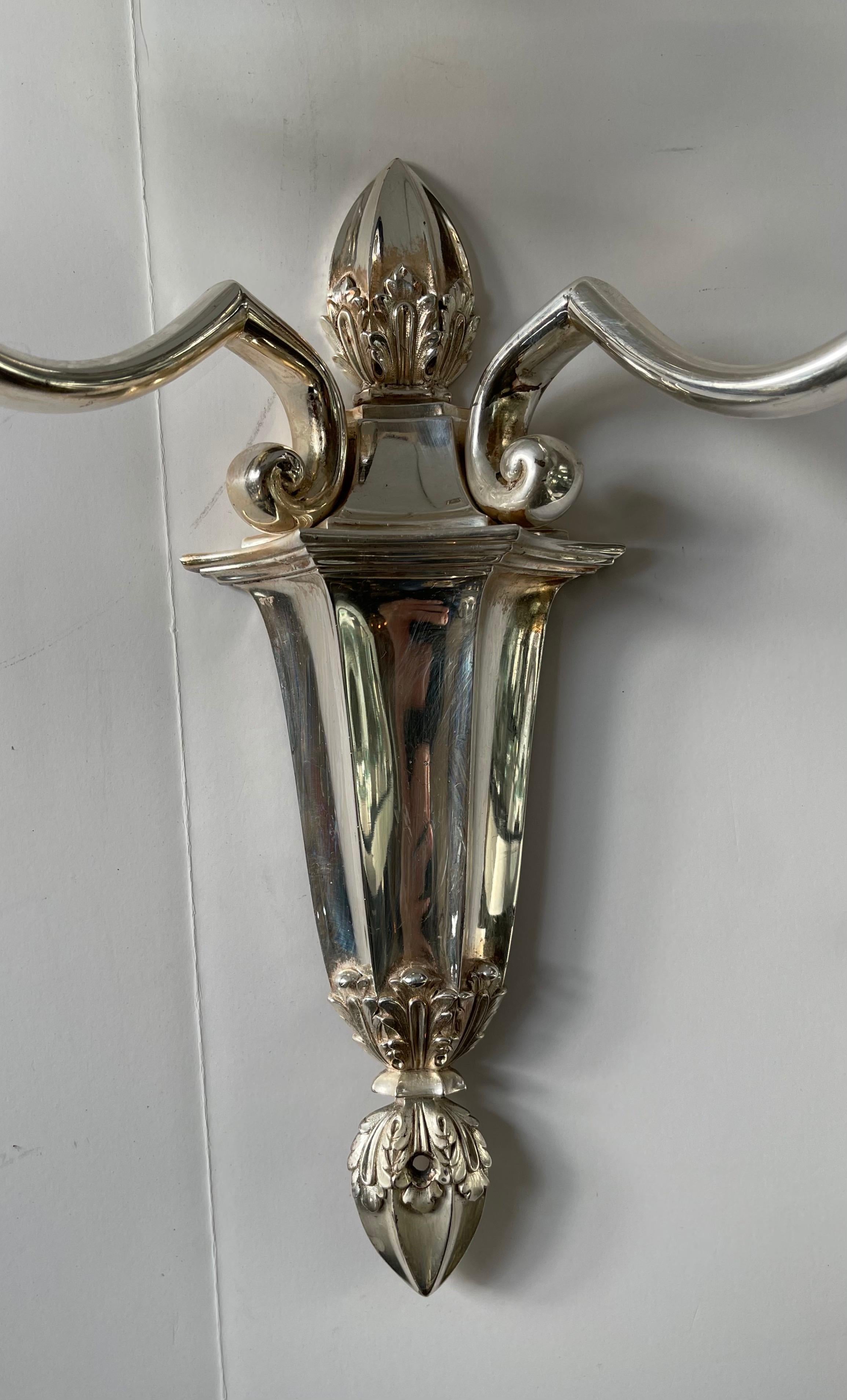 Ein wunderbares Paar E.F. Caldwell, neoklassizistische versilberte Bronze-Wandleuchter mit 2 Leuchten (Neoklassisch) im Angebot