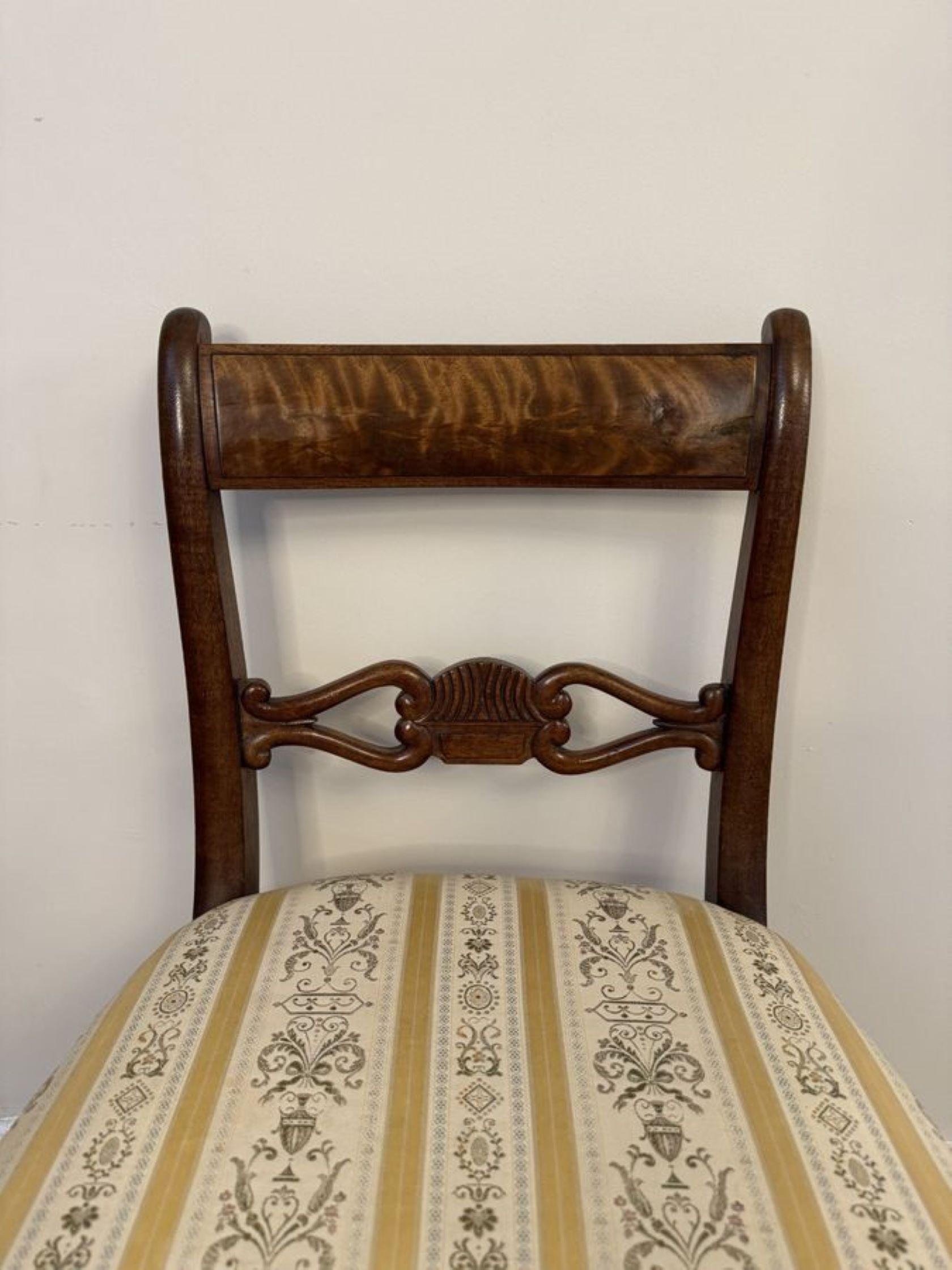 XIXe siècle Merveilleux ensemble de quatre chaises de salle à manger en acajou d'époque Regency  en vente