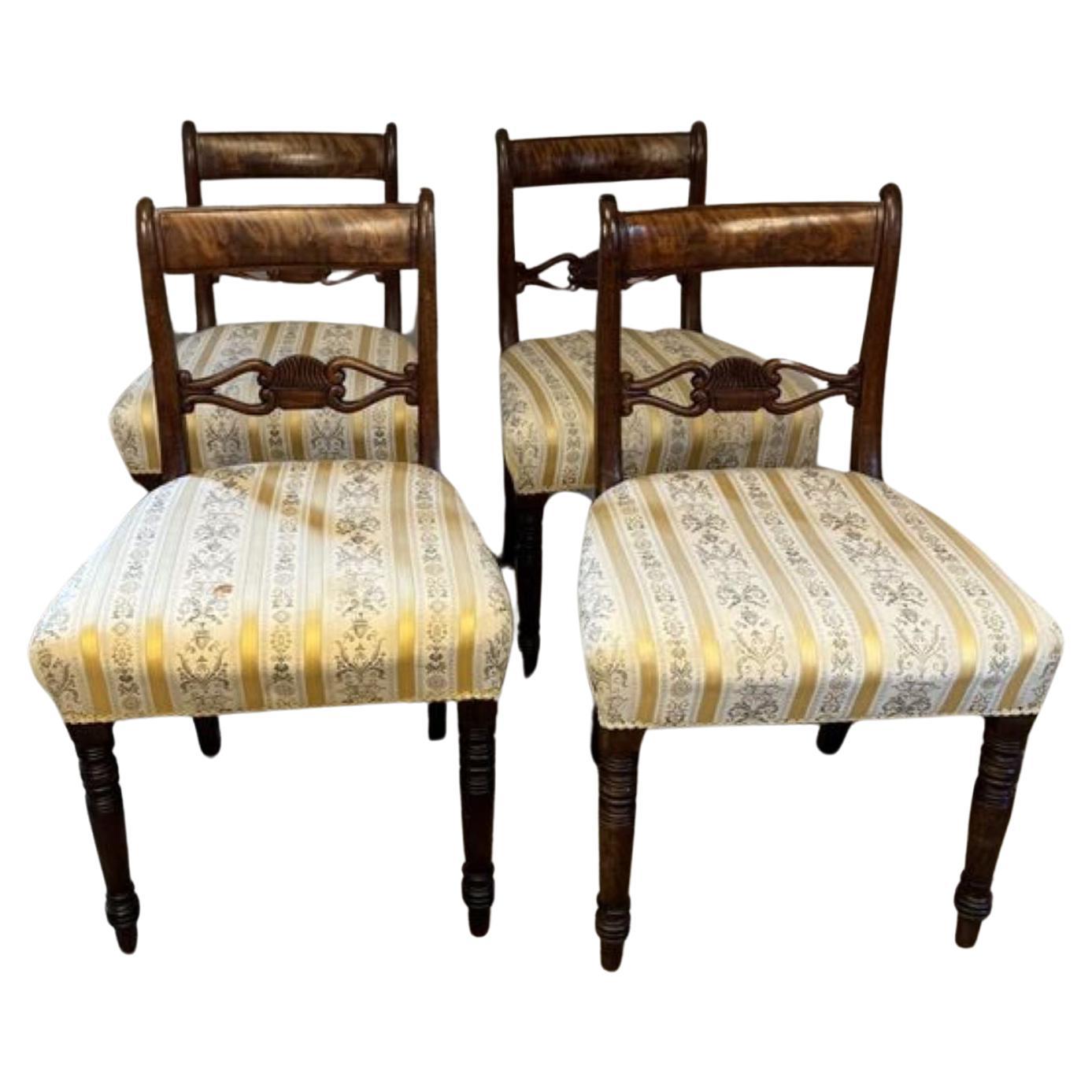 Merveilleux ensemble de quatre chaises de salle à manger en acajou d'époque Regency  en vente