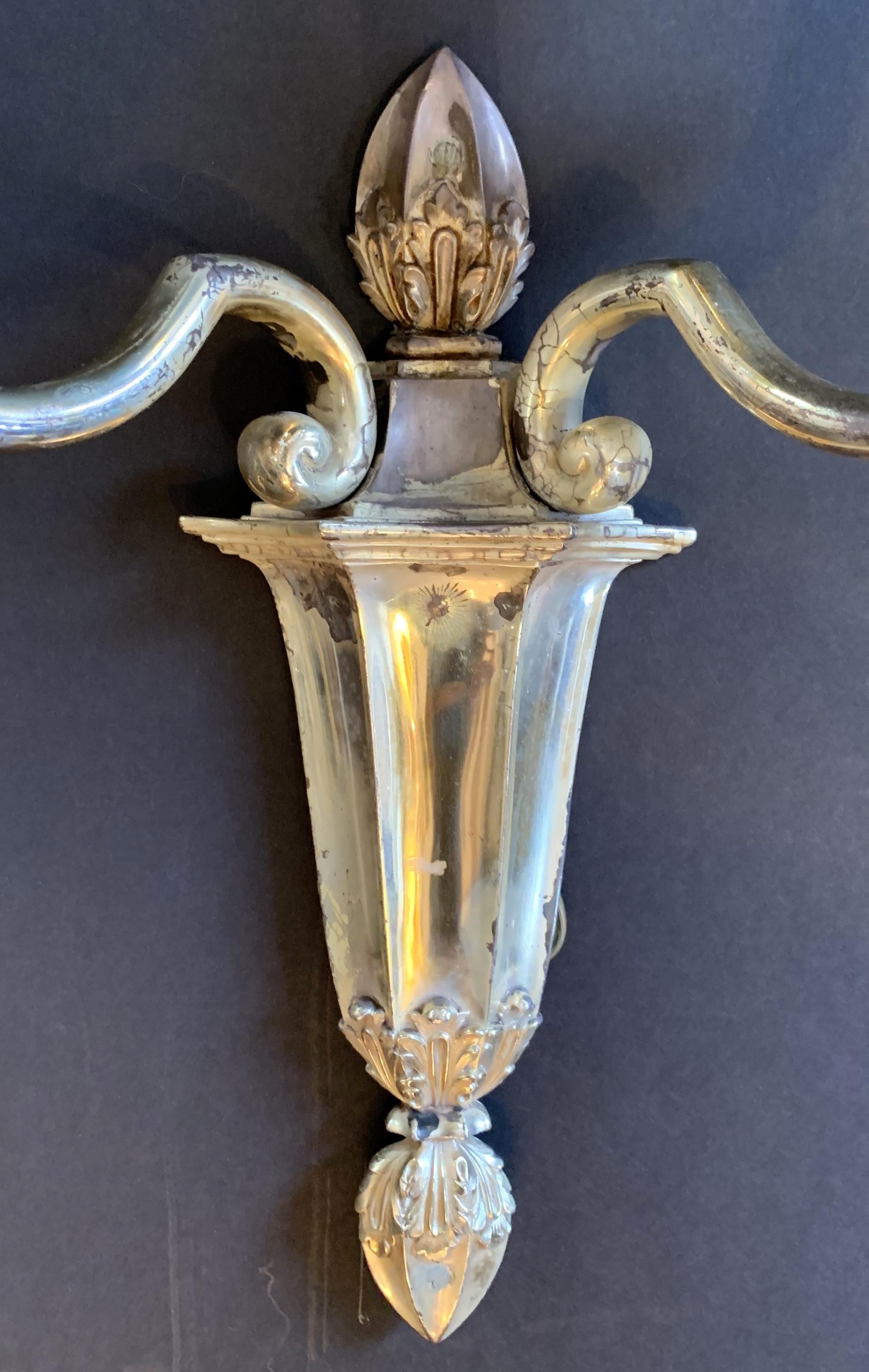 Wonderful Set of Four Caldwell Silvered Bronze Neoclassical 2-Light Sconces (Neoklassisch)