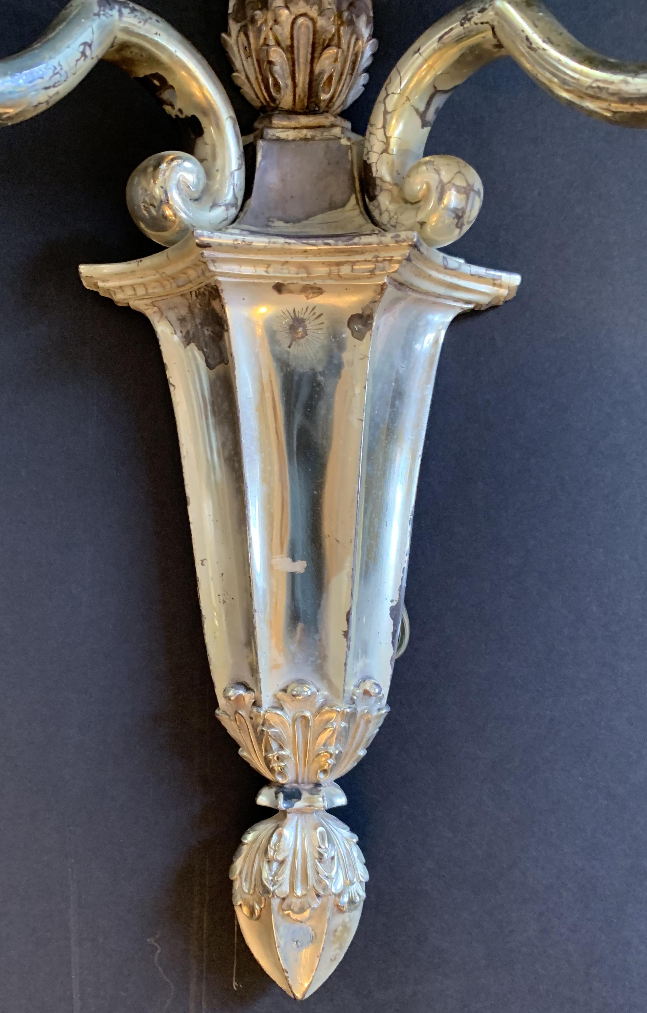 Wonderful Set of Four Caldwell Silvered Bronze Neoclassical 2-Light Sconces im Zustand „Gut“ in Roslyn, NY