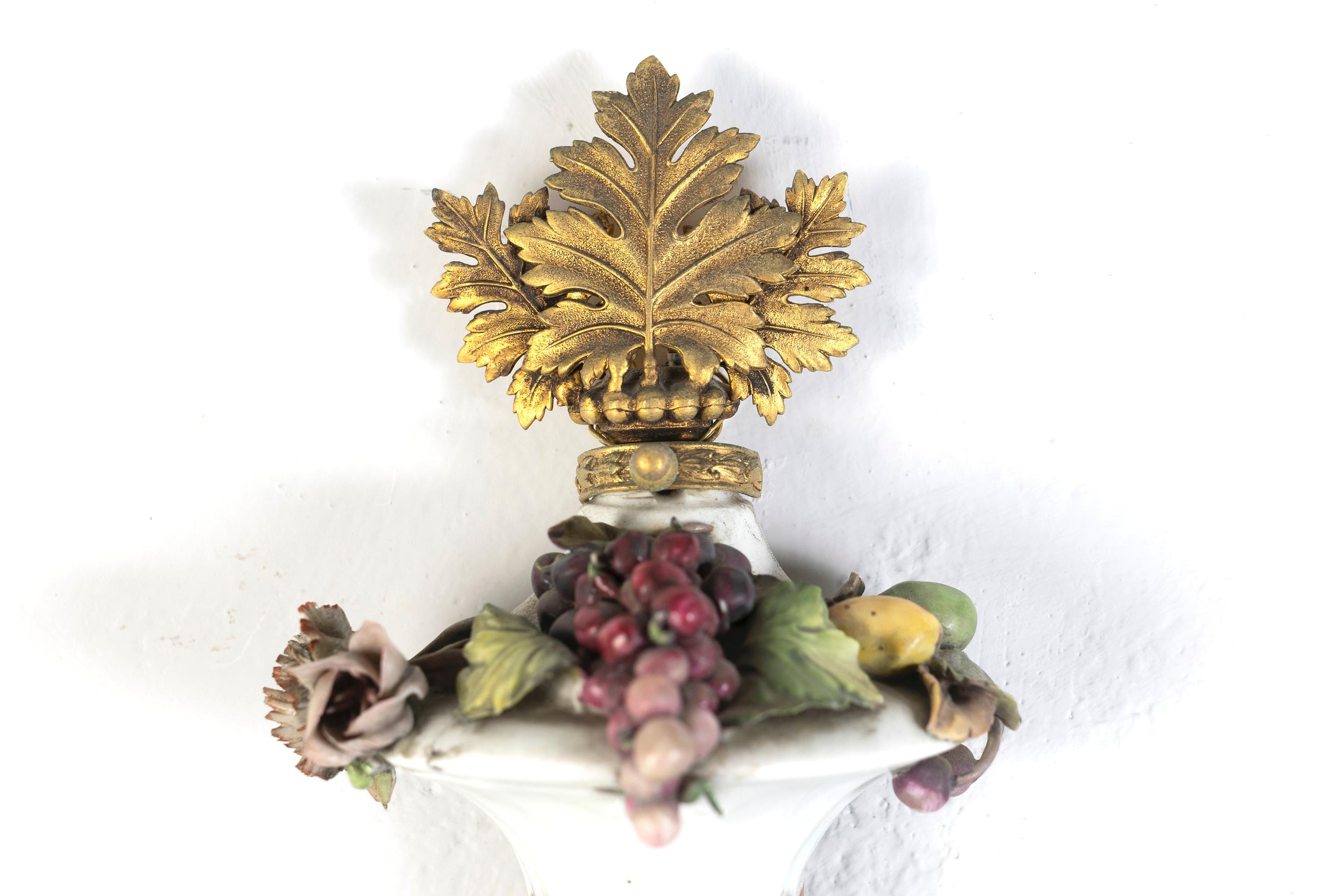 Wonderful set of Four Gilt Bronze Sconces with Colorful Porcelain Flowers en venta 3