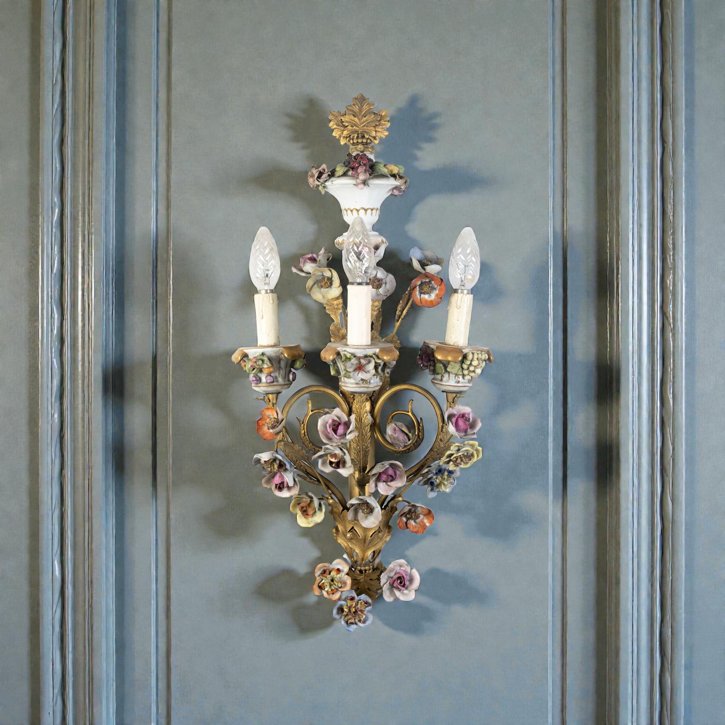Wonderful set of Four Gilt Bronze Sconces with Colorful Porcelain Flowers Luis XV en venta