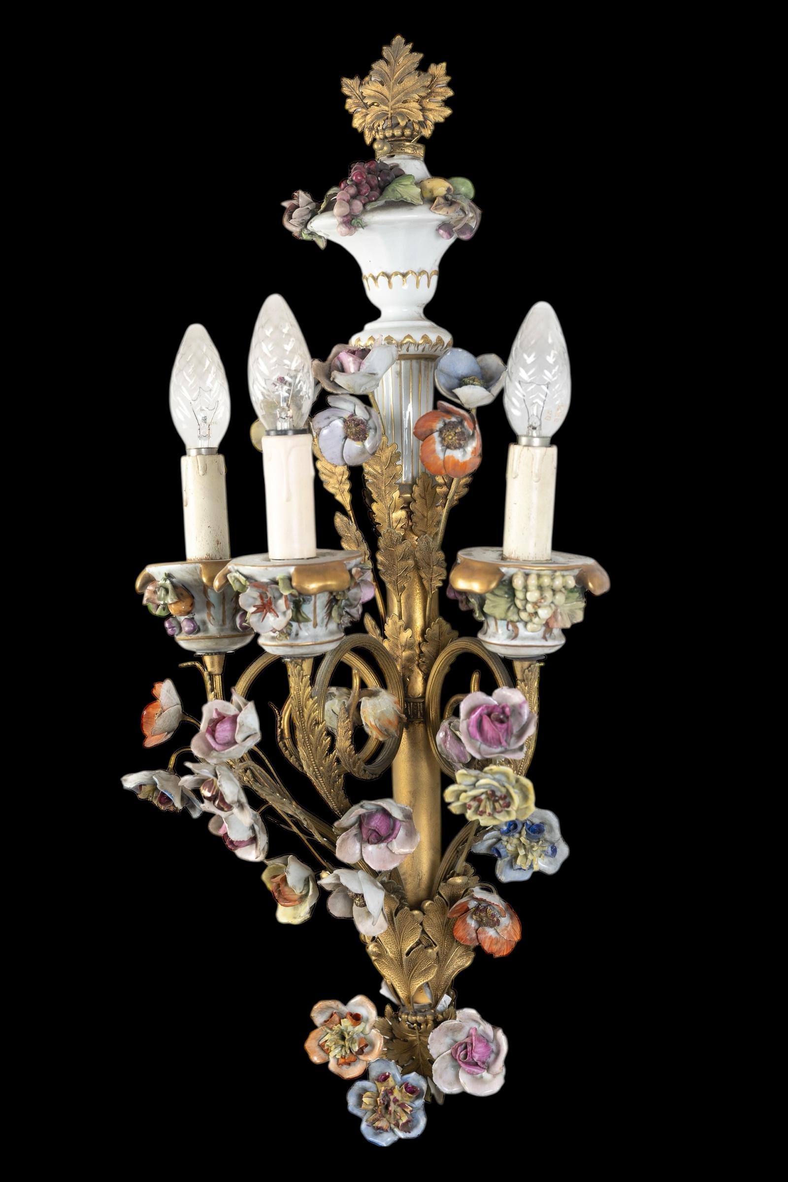 Wonderful set of Four Gilt Bronze Sconces with Colorful Porcelain Flowers Italiano en venta