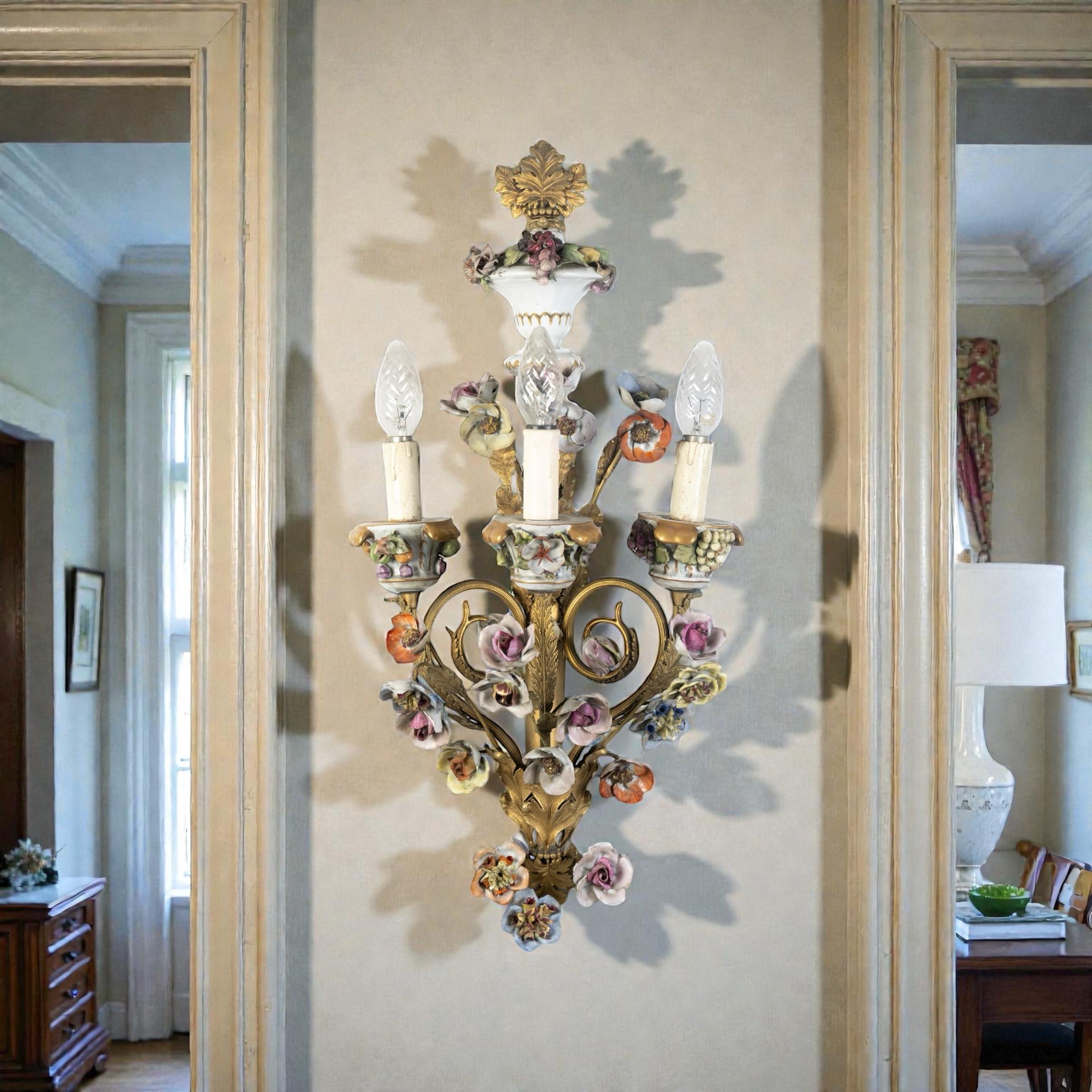 Wonderful set of Four Gilt Bronze Sconces with Colorful Porcelain Flowers en Bueno estado para la venta en Rome, IT