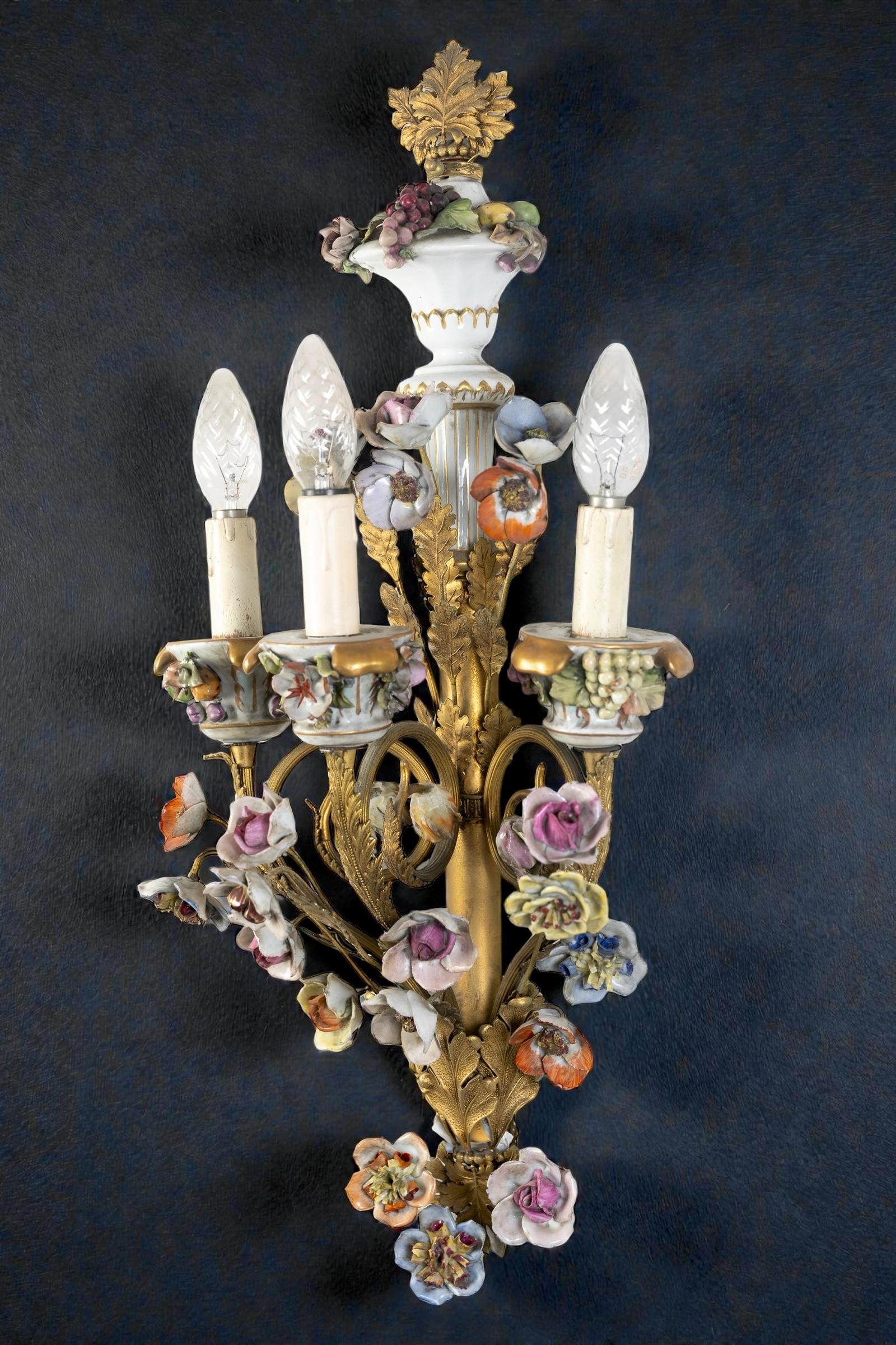 Wonderful set of Four Gilt Bronze Sconces with Colorful Porcelain Flowers siglo XIX en venta