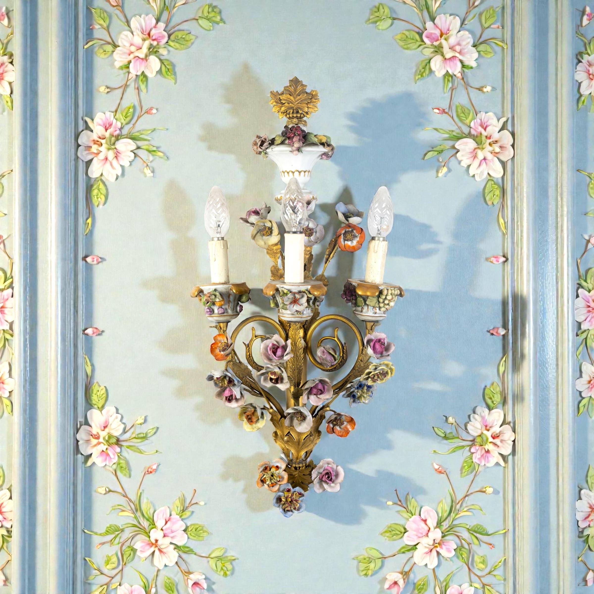 Wonderful set of Four Gilt Bronze Sconces with Colorful Porcelain Flowers Metal en venta