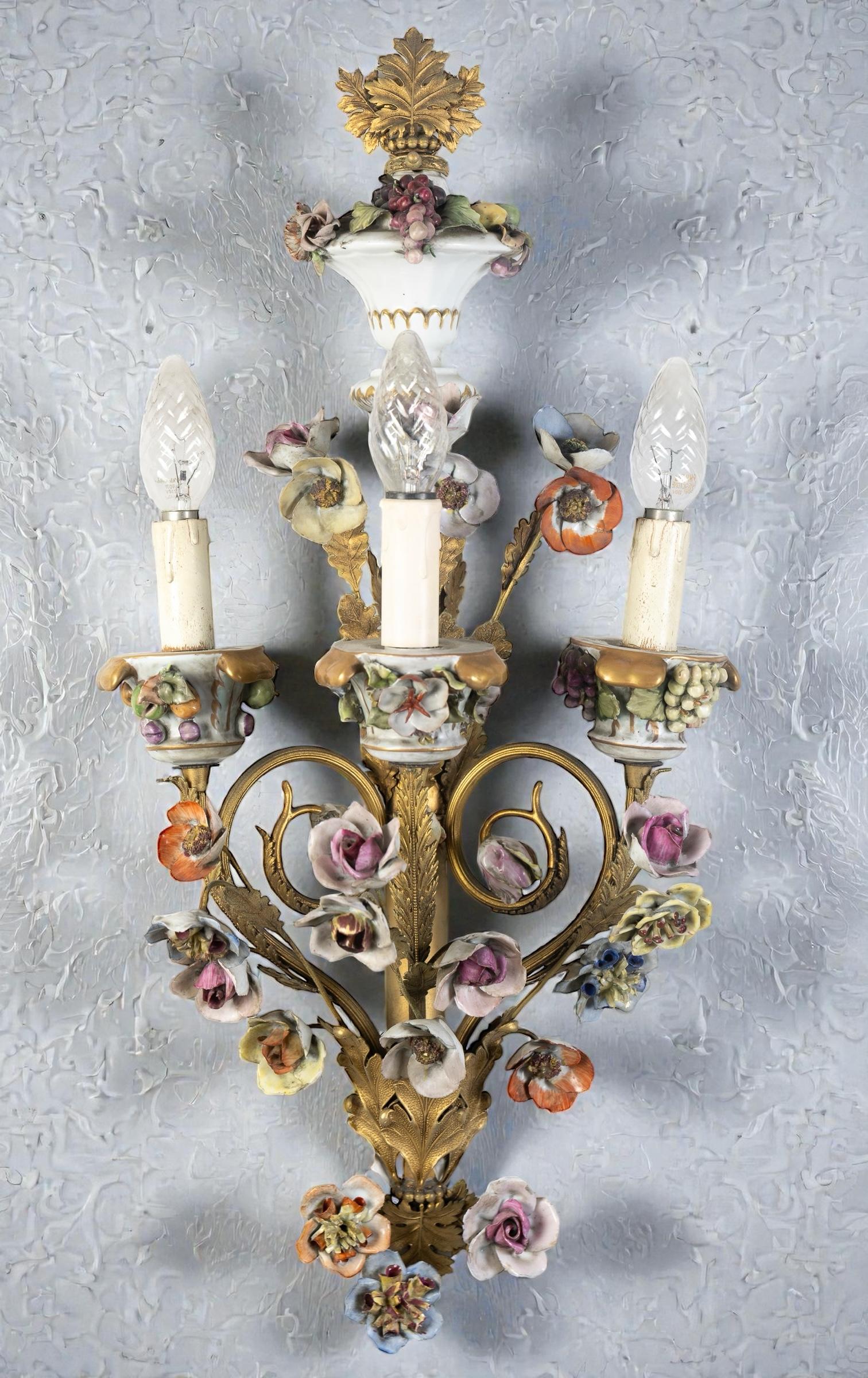 Wonderful set of Four Gilt Bronze Sconces with Colorful Porcelain Flowers en venta 2