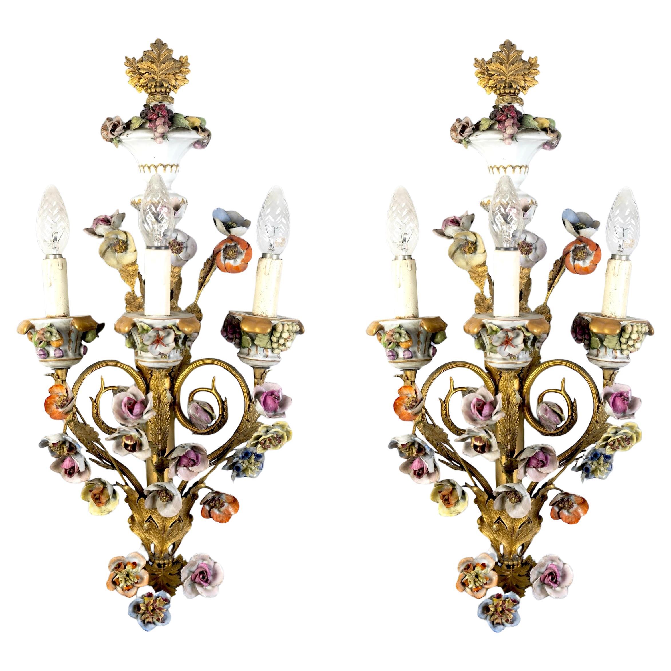 Wonderful set of Four Gilt Bronze Sconces with Colorful Porcelain Flowers en venta