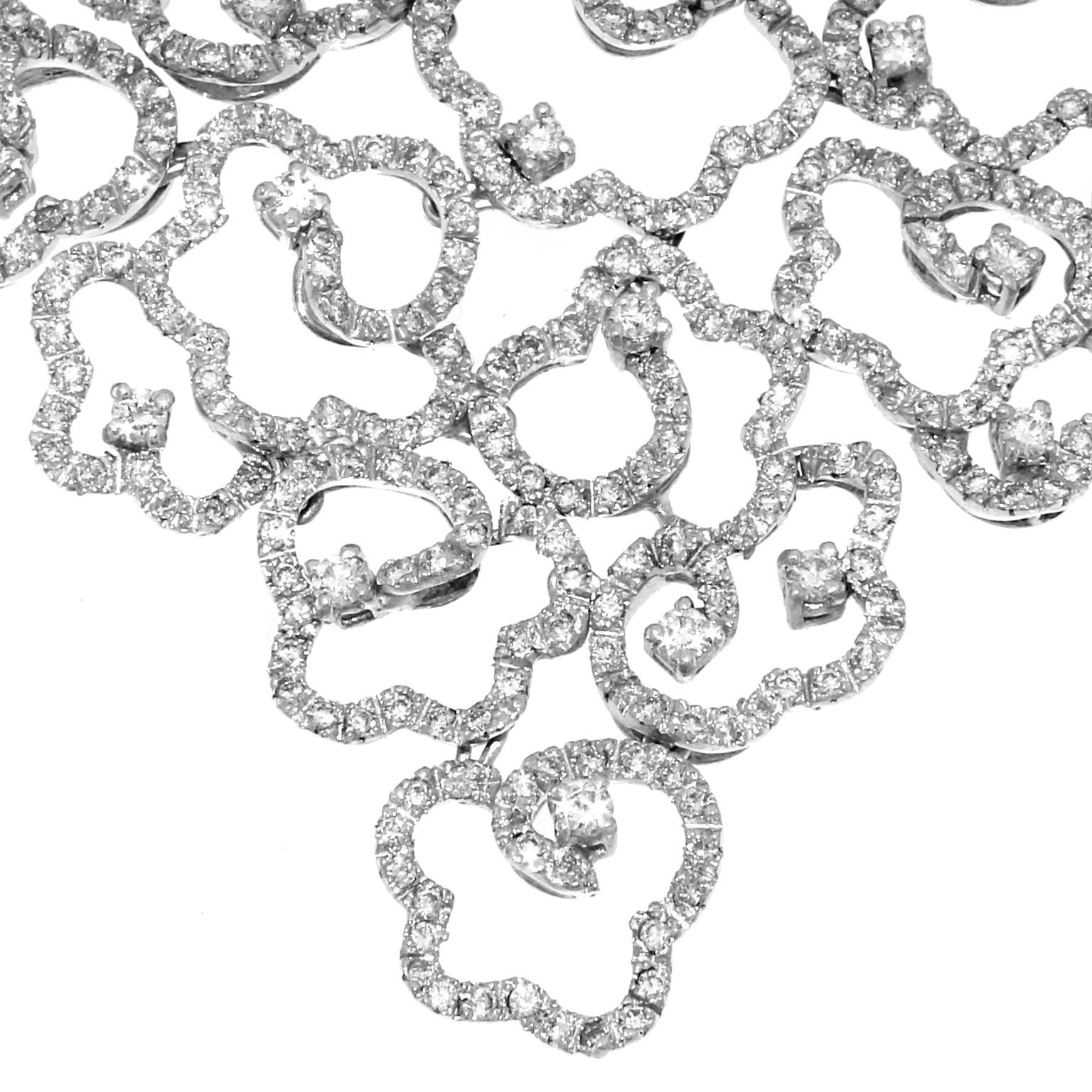 Halskette, Armband und Ohrringe aus der Bandhu-Kollektion aus Weißgold und weißen Diamanten
Diese prächtige Kollektion wurde mit einer Abwechslung von Elementen der floralen Formen geschaffen, um eine Halskette mit ausgewogenen und leichten Formen