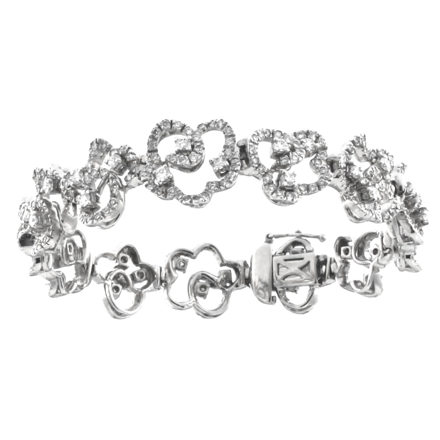 Merveilleux ensemble de collier, bracelet et boucles d'oreilles en diamants blancs de la collection Bandhu en vente 3
