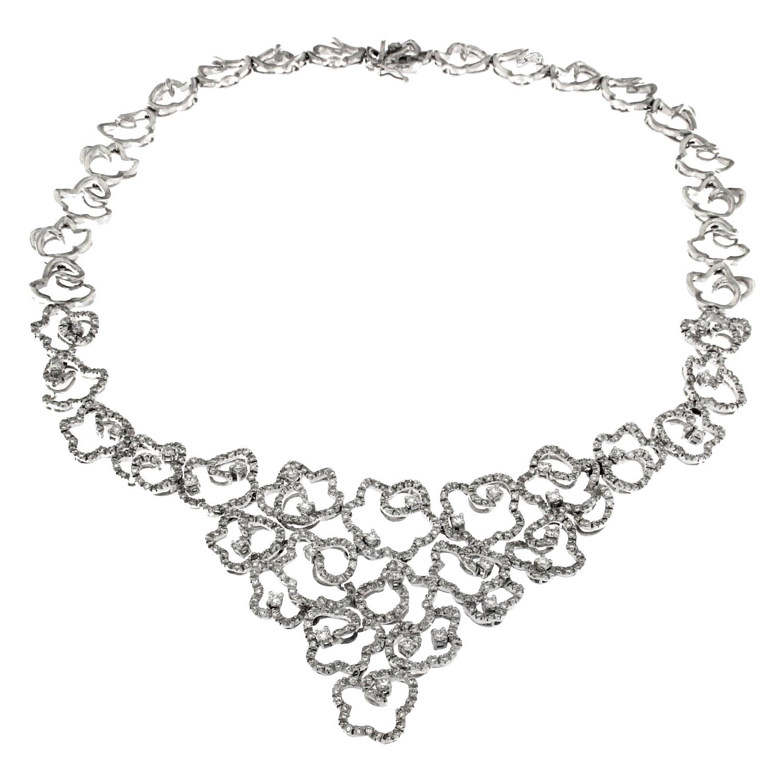 Merveilleux ensemble de collier, bracelet et boucles d'oreilles en diamants blancs de la collection Bandhu en vente