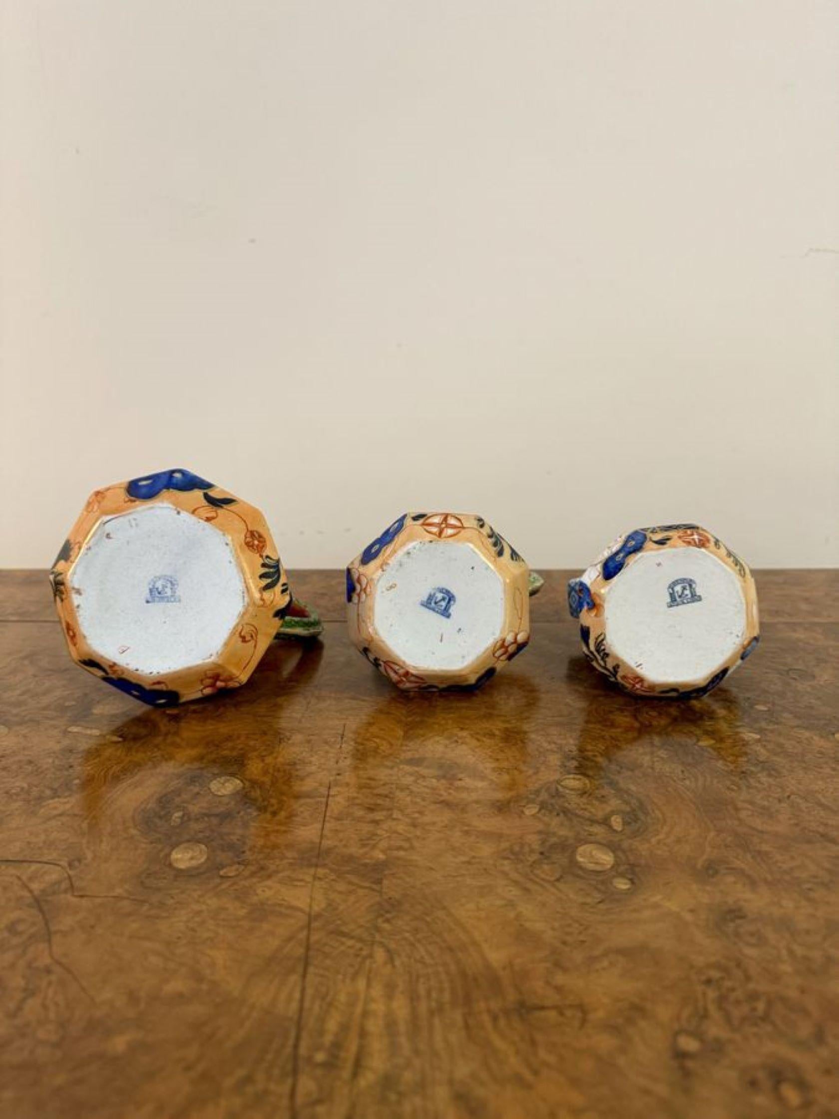 XIXe siècle Merveilleux ensemble de trois cruches octogonales anciennes de Davenport en pierre de fer en vente