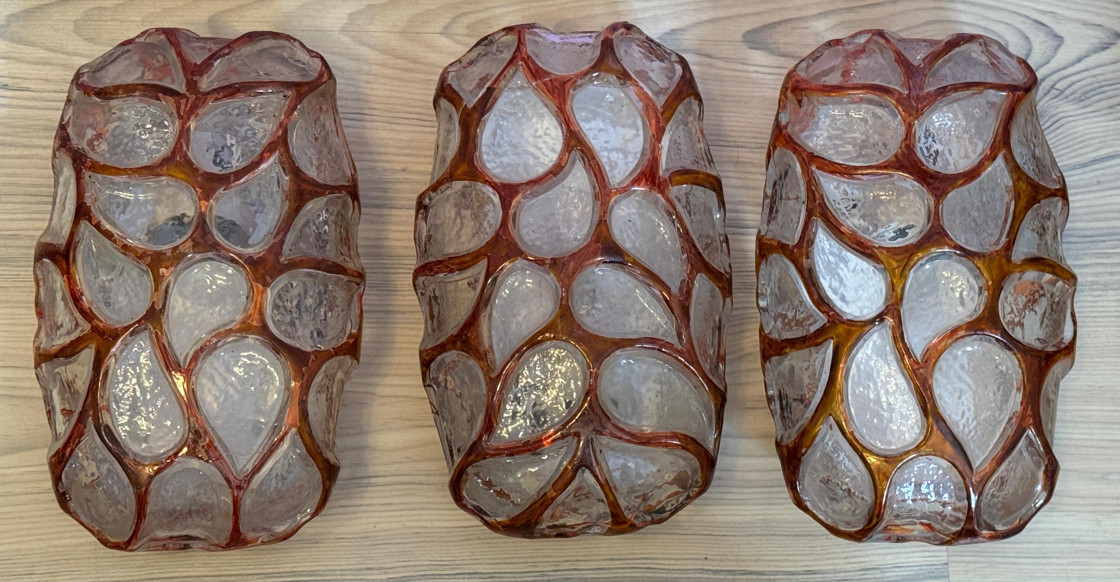 Mid-Century Modern Merveilleux ensemble de trois appliques décoratives en peau d'animal Glashütte Limburg, Allemagne en vente