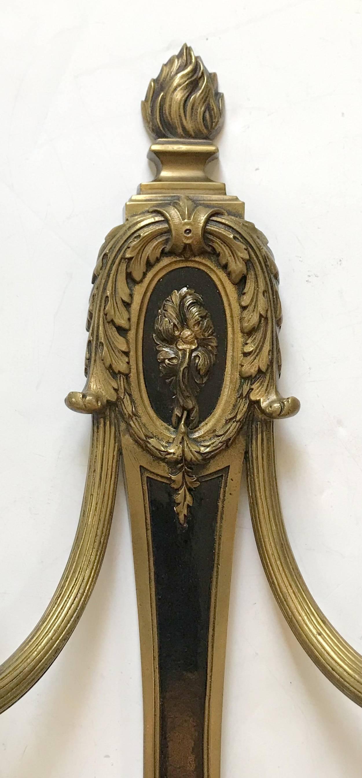 Merveilleux ensemble de trois (3) appliques néoclassiques françaises Empire patinées et en bronze doré à filigrane avec centre à deux bras, complètement reconnectées avec de nouvelles douilles de candélabres. A la manière de Caldwell.

Vendu par