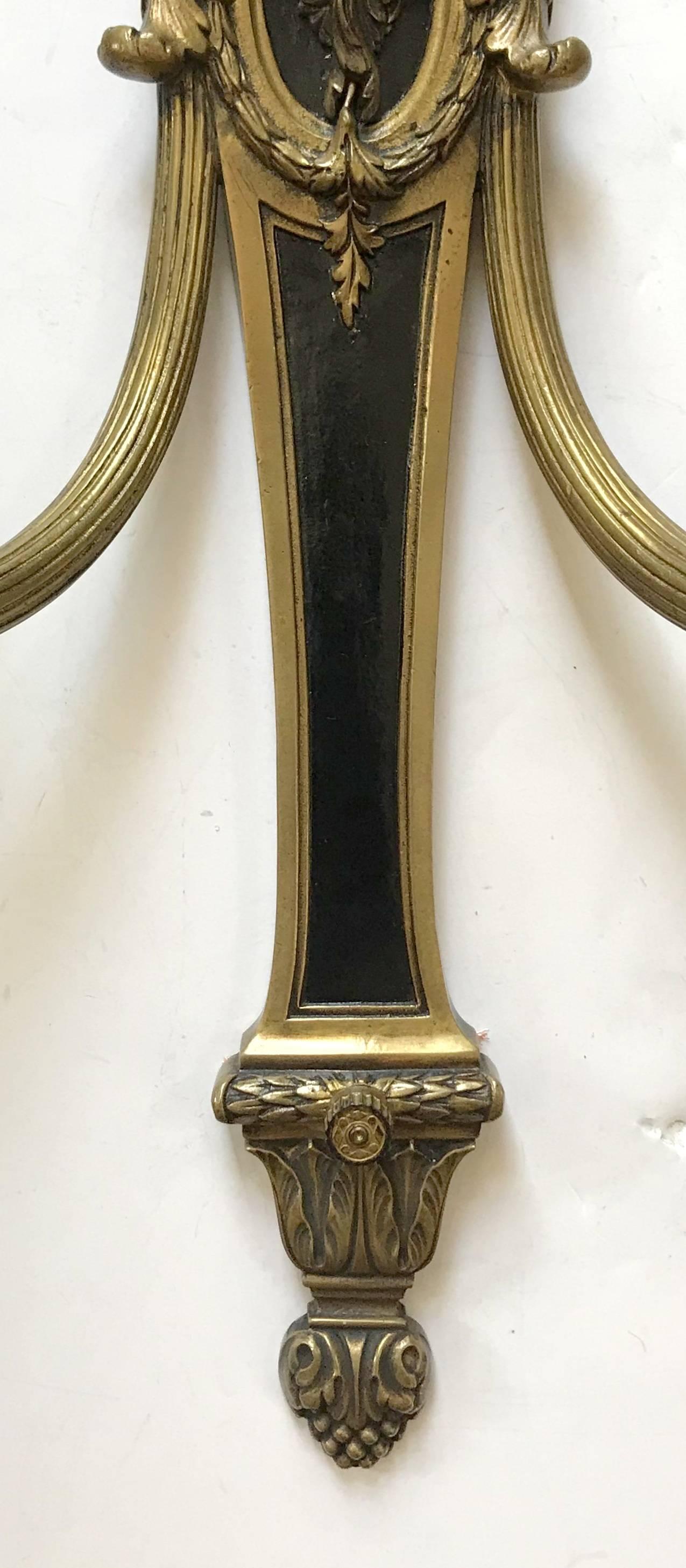 Néoclassique Merveilleux ensemble de trois appliques néoclassiques françaises en bronze filigrane patiné de style Empire en vente