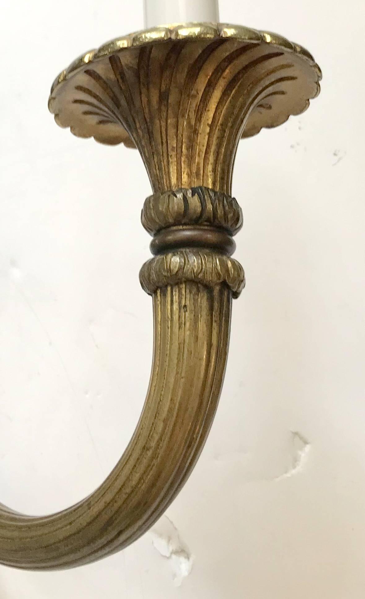 Doré Merveilleux ensemble de trois appliques néoclassiques françaises en bronze filigrane patiné de style Empire en vente