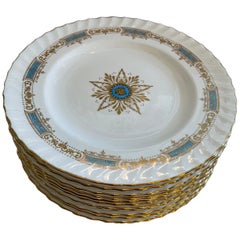 Magnifique ensemble de plats festonnés Royal Crown Derby ornés d'un médaillon en forme de fleur en turquoise