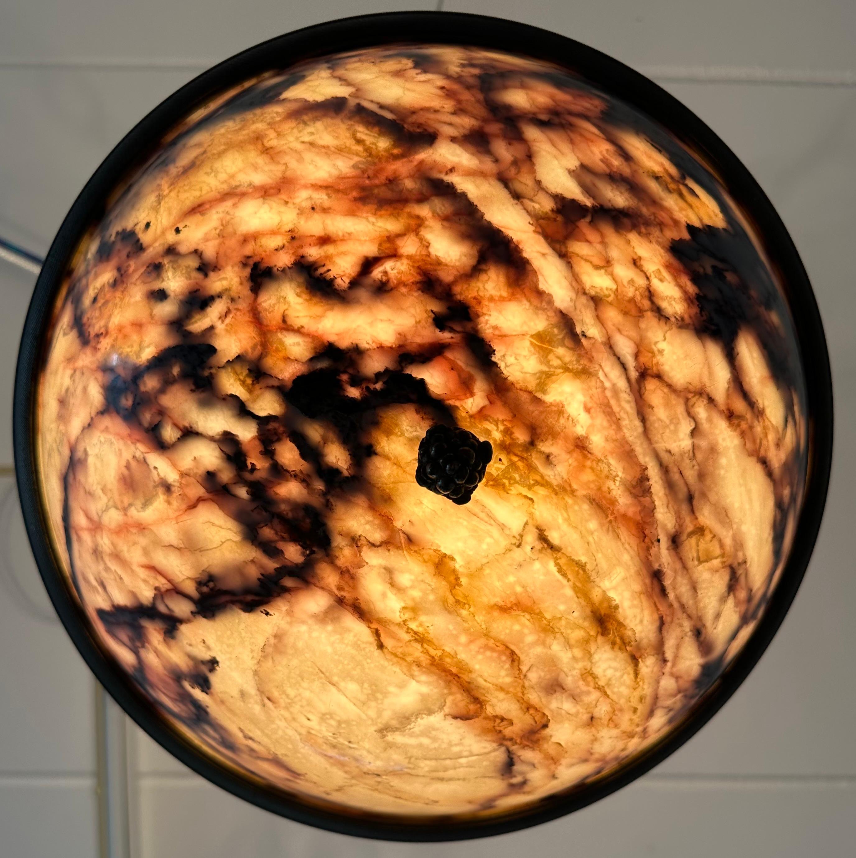 Maravillosa Forma y Colorido Vetas Orgánicas Mármol y Bronce Galería Lámpara Colgante en venta 6