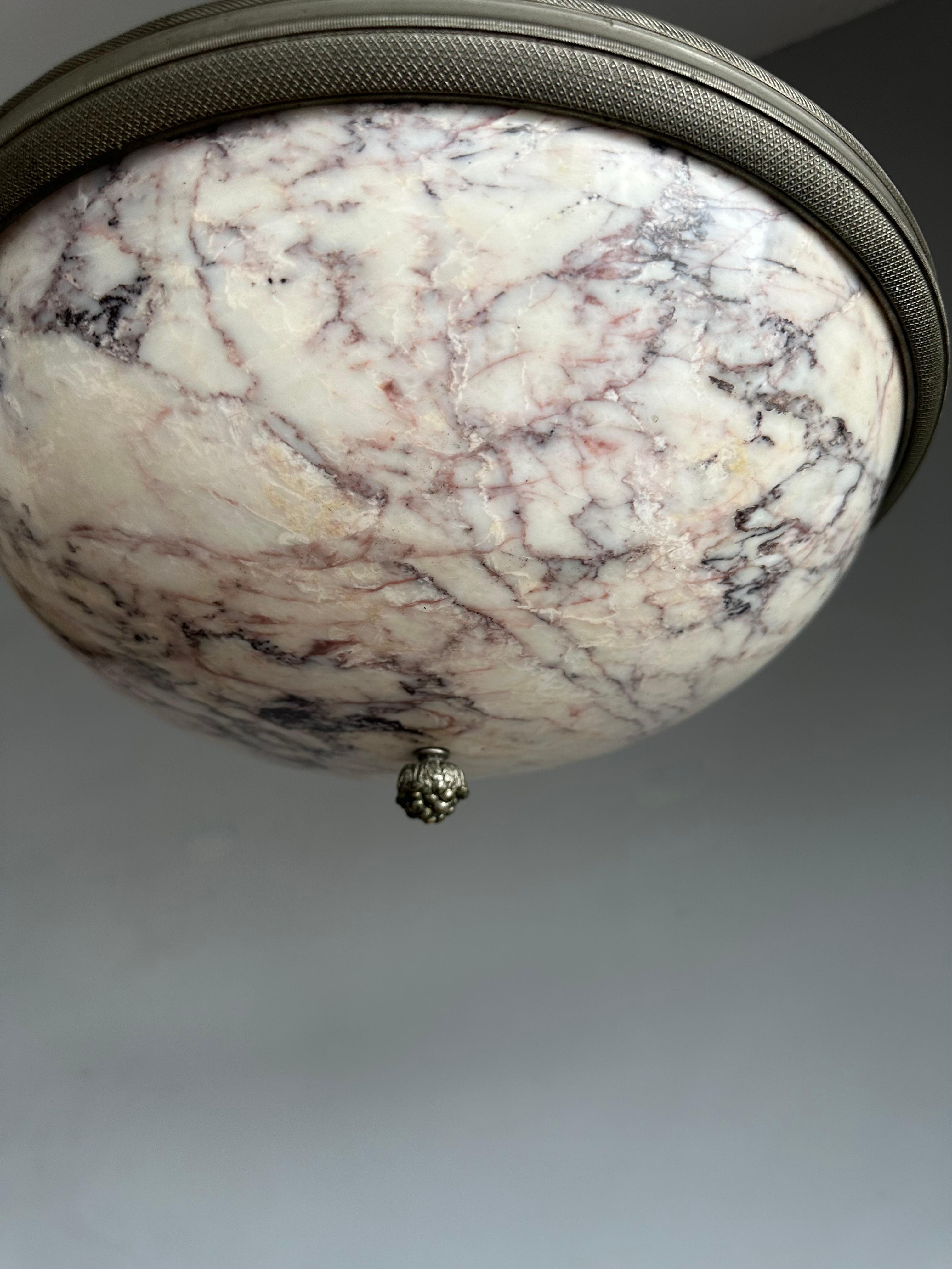 Maravillosa Forma y Colorido Vetas Orgánicas Mármol y Bronce Galería Lámpara Colgante Francés en venta