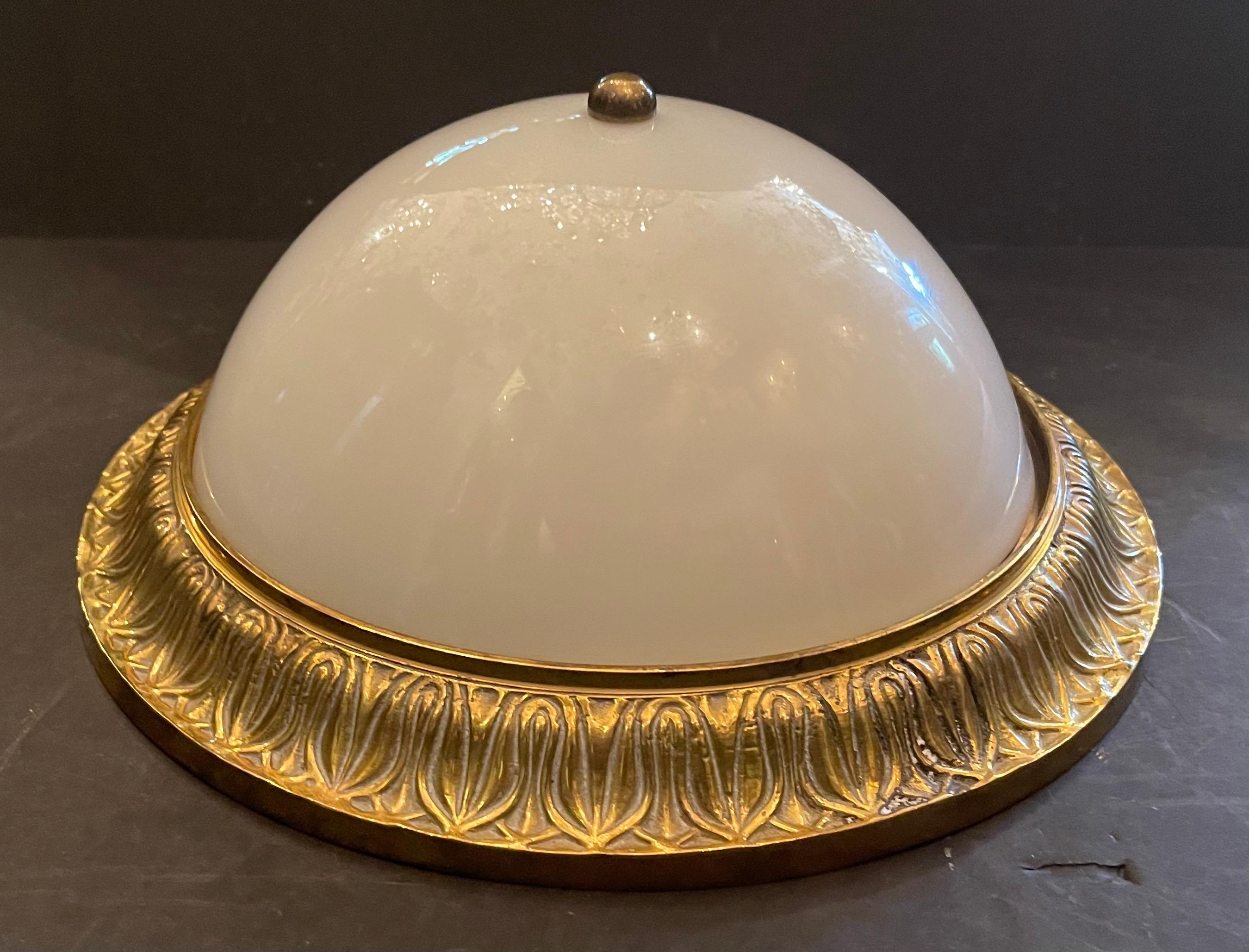 Magnifique ensemble de 3 luminaires encastrés à dôme en bronze français et verre au lait dans le style et la manière de Sherle Wagner.

Chaque luminaire est vendu séparément.