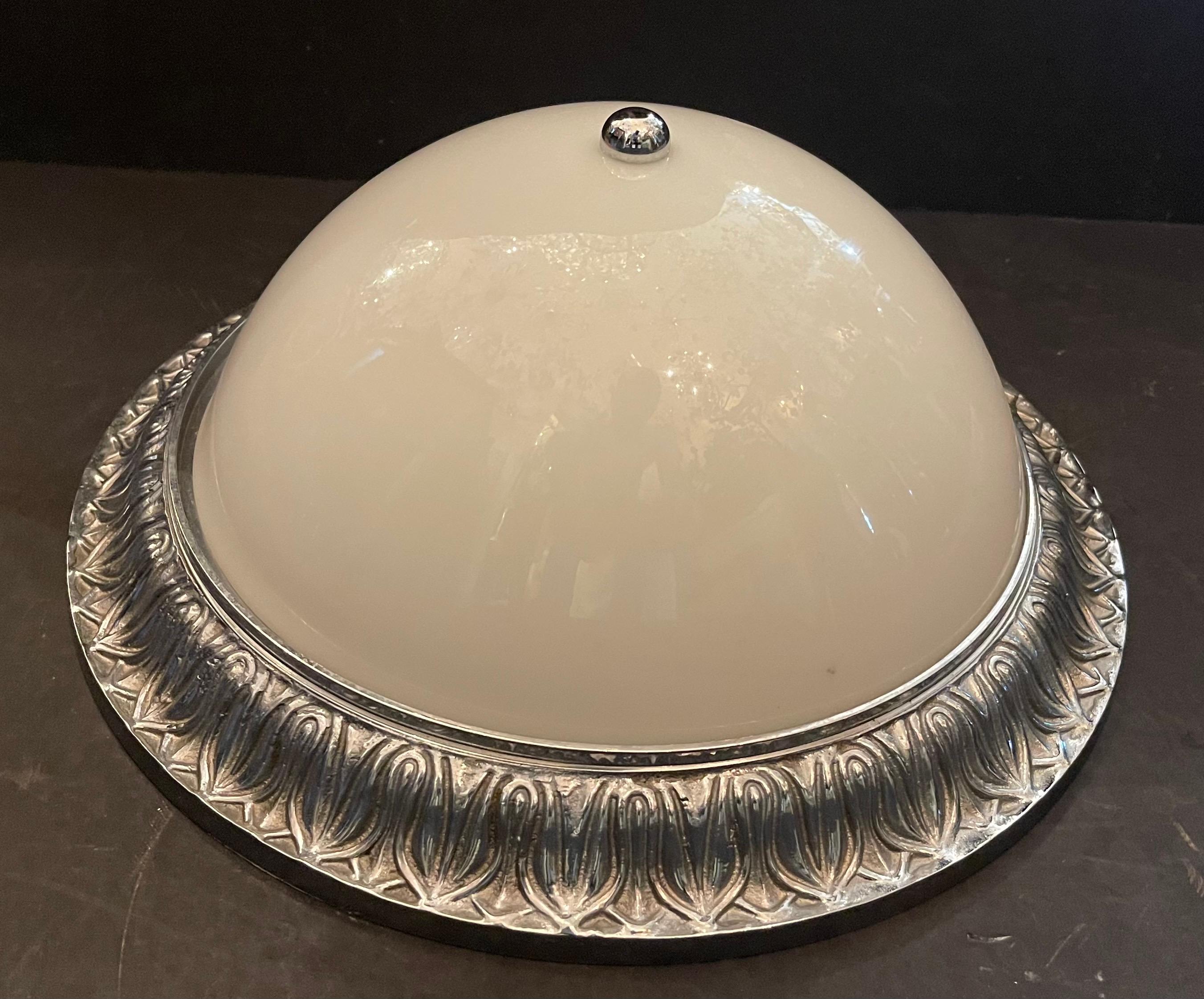 Un magnifique ensemble de luminaires encastrés en nickel poli et verre de lait dans le style et la manière de Sherle Wagner.
