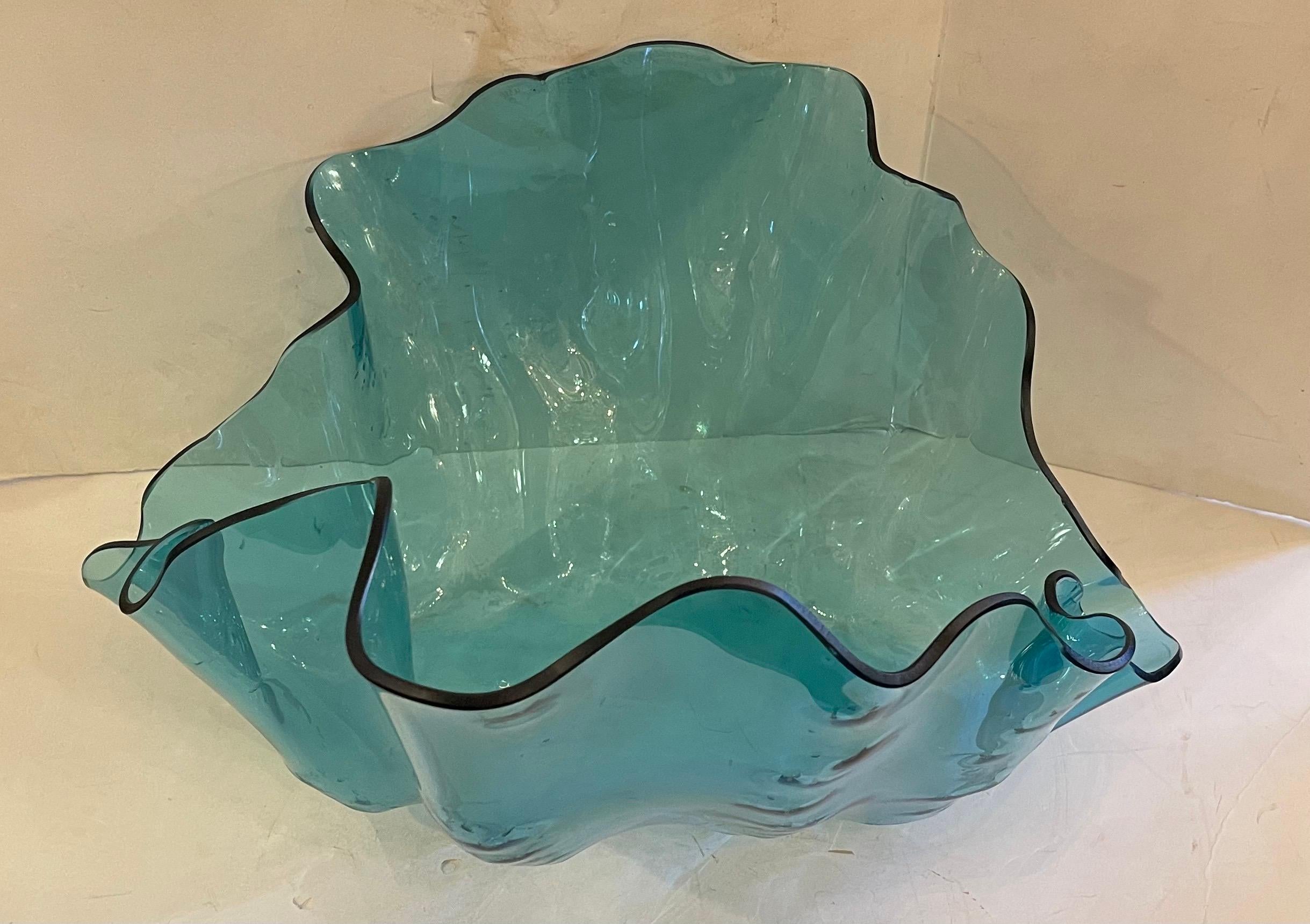 Merveilleuse coupe signée Annieglass, extrêmement grande coupe à mouchoirs en verre soufflé bleu turquoise à volants.
Très impressionnant en personne, un véritable objet de conversation.
Gravé 