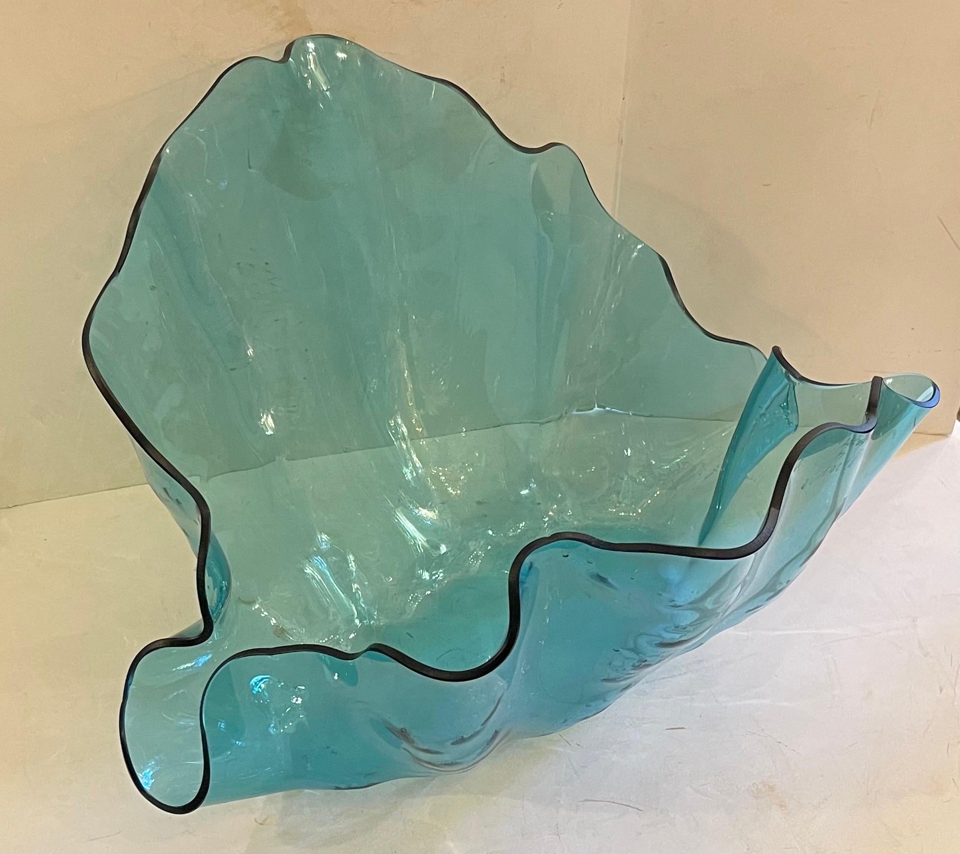 Moderne Magnifique centre de table en verre soufflé bleu turquise signé Annieglass en vente