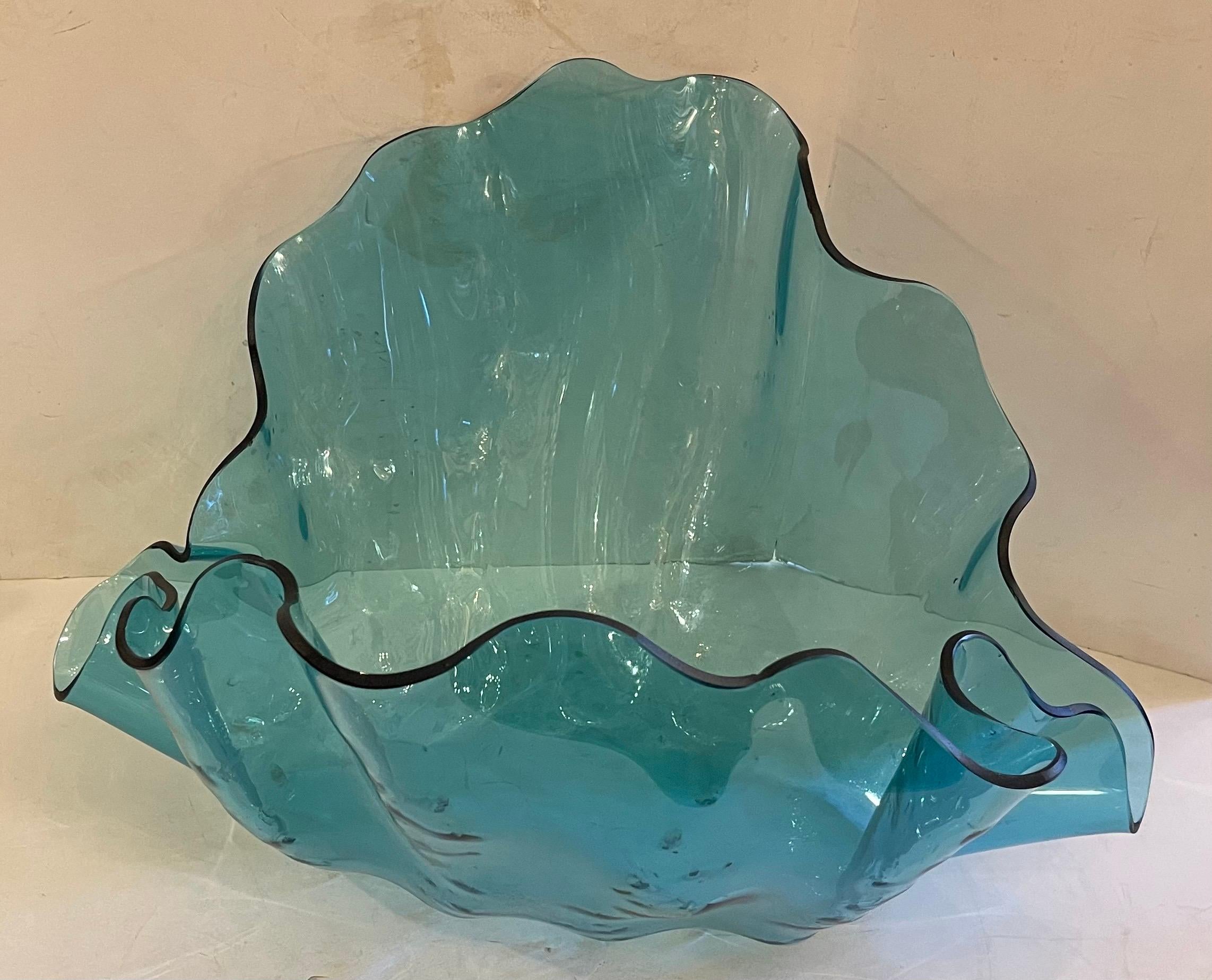 20ième siècle Magnifique centre de table en verre soufflé bleu turquise signé Annieglass en vente