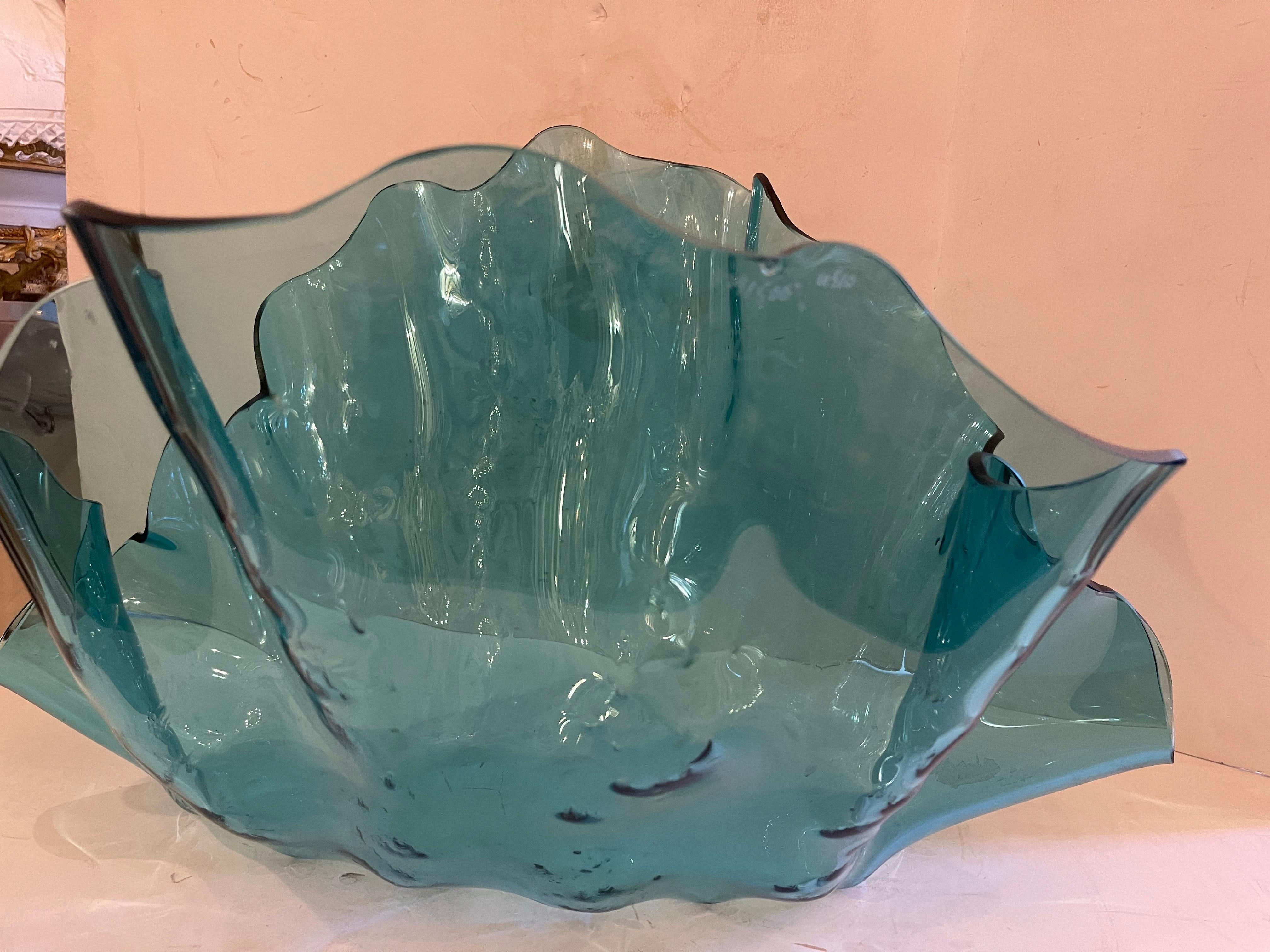 Verre brun Magnifique centre de table en verre soufflé bleu turquise signé Annieglass en vente