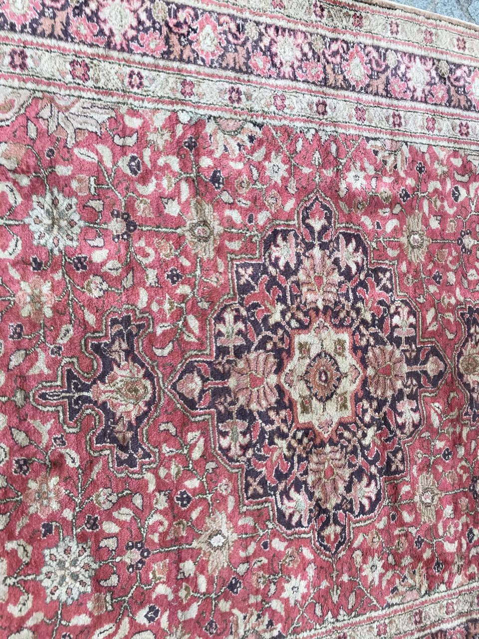 Très beau tapis turc vintage en soie avec un motif floral en médaillon central et de belles couleurs avec des champs roses et gris et violets, entièrement noué à la main avec du velours de soie sur une base de coton.