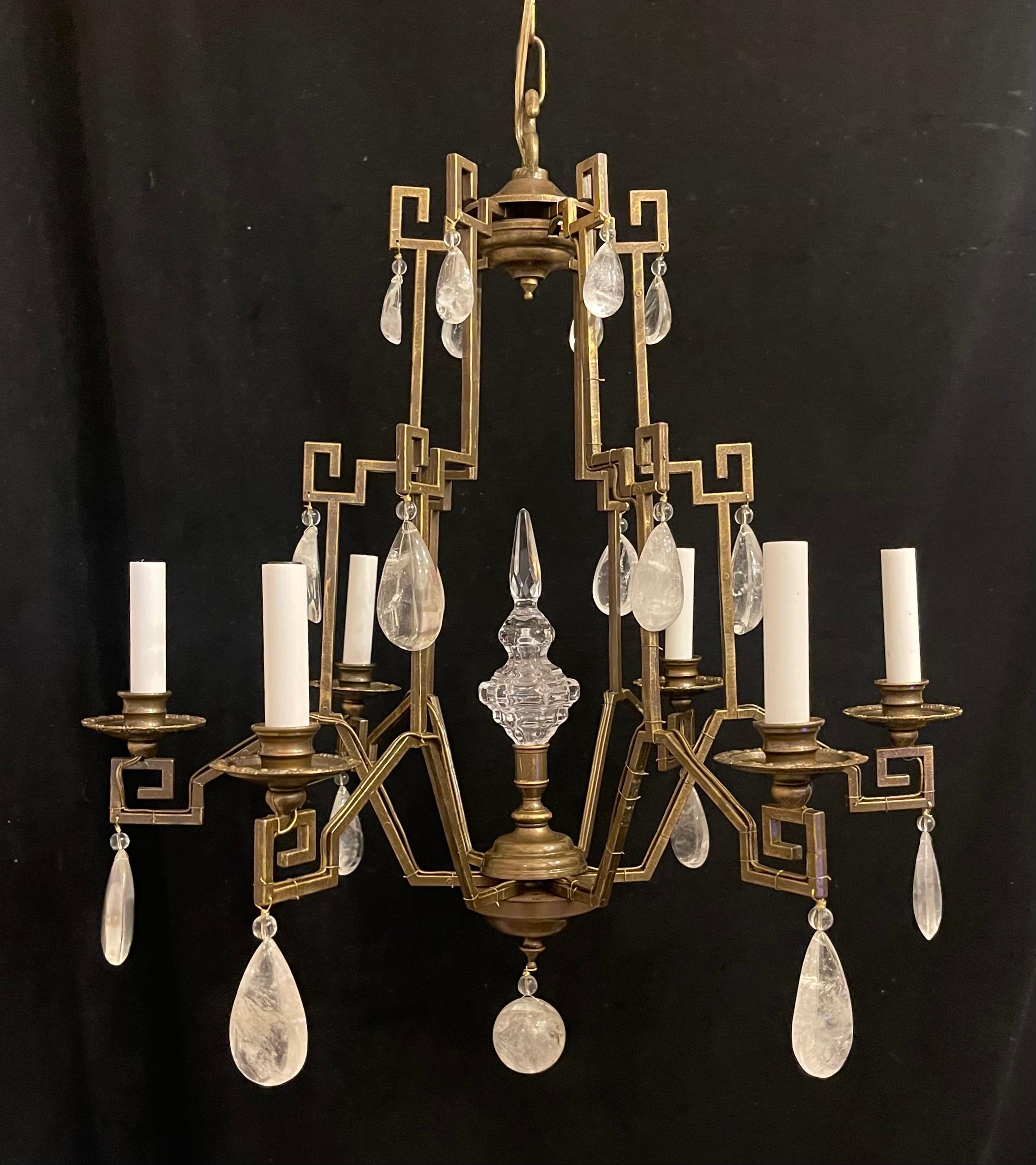 Merveilleux lustre à six chandeliers de style Maison Baguès en forme de pagode en cristal de roche, Chinoiserie, recâblé avec de nouvelles douilles et prêt à être installé avec une chaîne et un baldaquin.