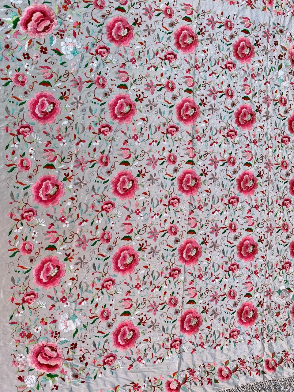 Ricamo in seta molto bello e decorativo dell'inizio del XX secolo proveniente da Manila, con uno stile cinese e un bel disegno floreale e bei colori, interamente ricamato a mano con seta su base di seta.

✨✨✨
