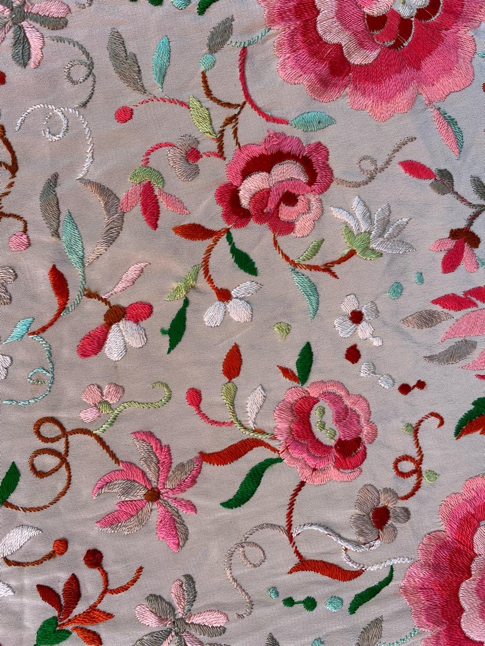 Wonderful Square Silk Manila Shawl Embroidered In Good Condition In Saint Ouen, FR