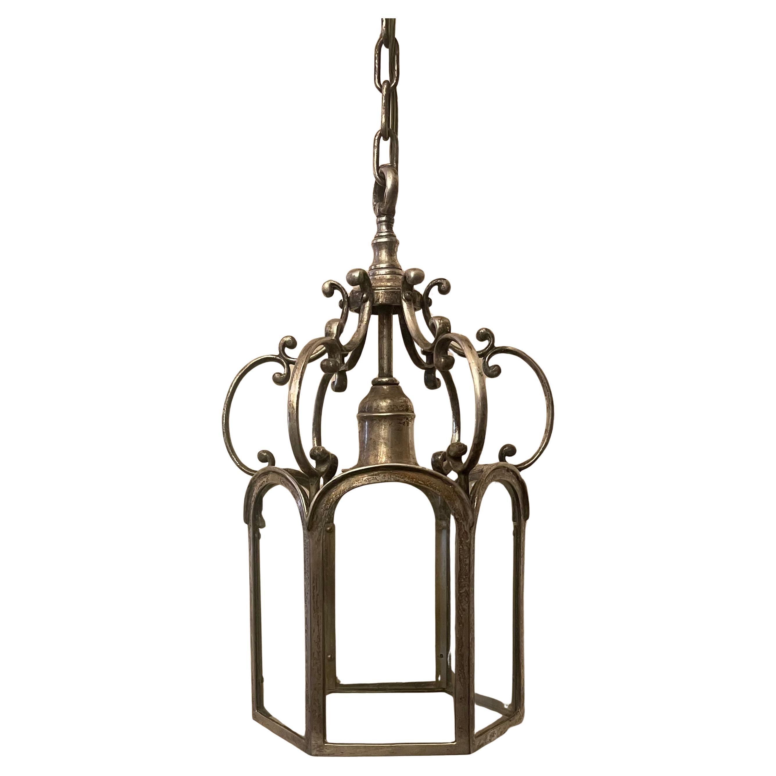 Eine wunderbare Sterling Bronze Co. Polierte Nickel-Bronze mit Glas gekrümmten Top Panel Petite Laterne Leuchte mit einem Edison Licht
Einbaufertig mit Kettendach und Befestigungsmaterial