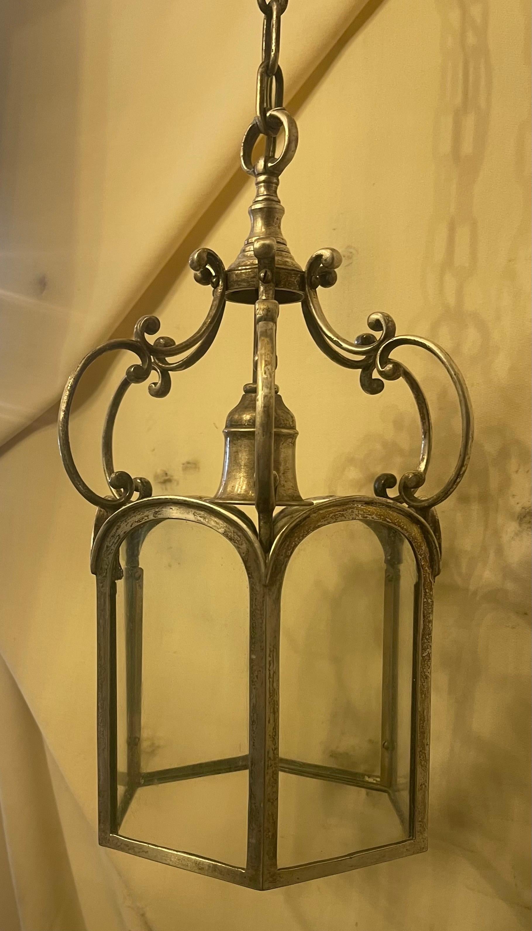 Wunderschöne Sterling Bronze Co. Laternenleuchte aus poliertem Nickel und Bronzeglas (Regency) im Angebot