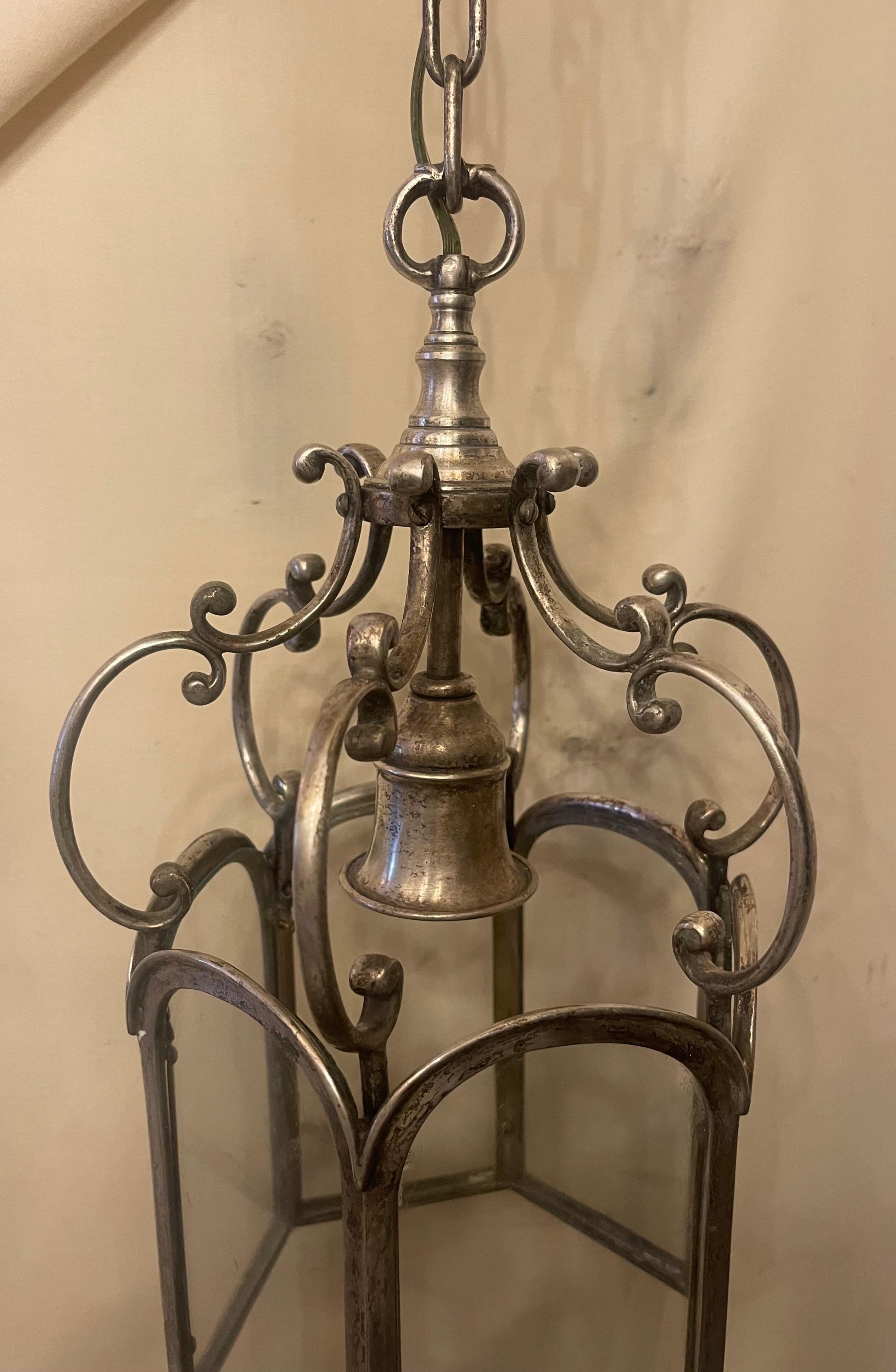 Wunderschöne Sterling Bronze Co. Laternenleuchte aus poliertem Nickel und Bronzeglas im Zustand „Gut“ im Angebot in Roslyn, NY