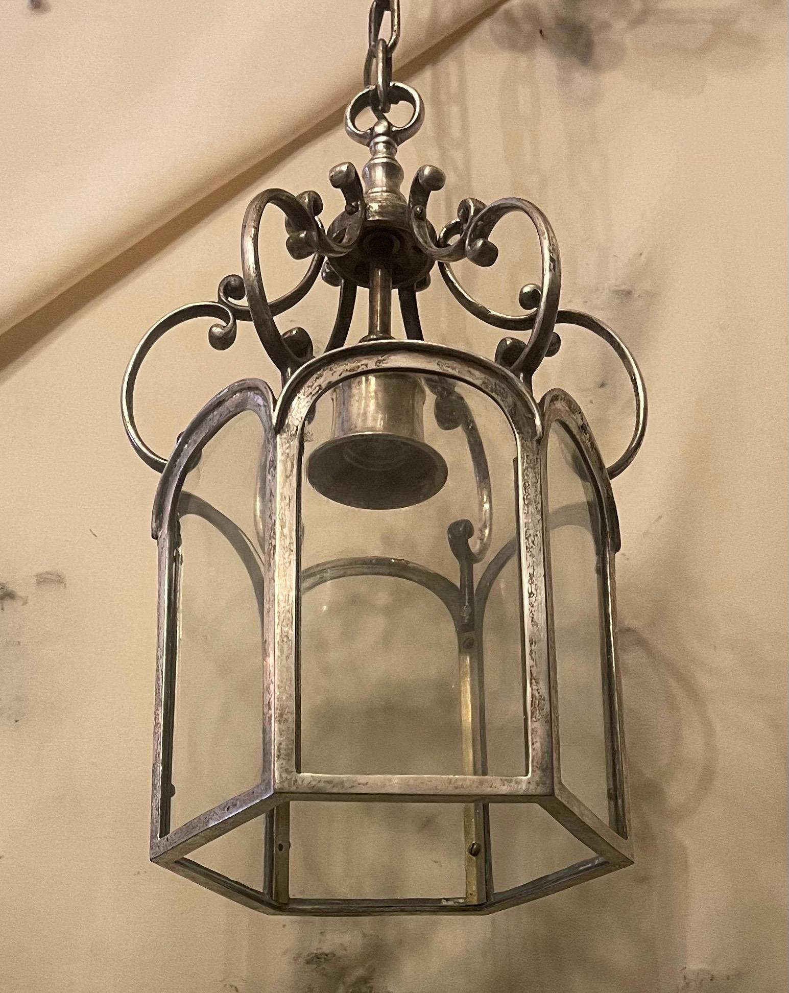 Wunderschöne Sterling Bronze Co. Laternenleuchte aus poliertem Nickel und Bronzeglas (20. Jahrhundert) im Angebot