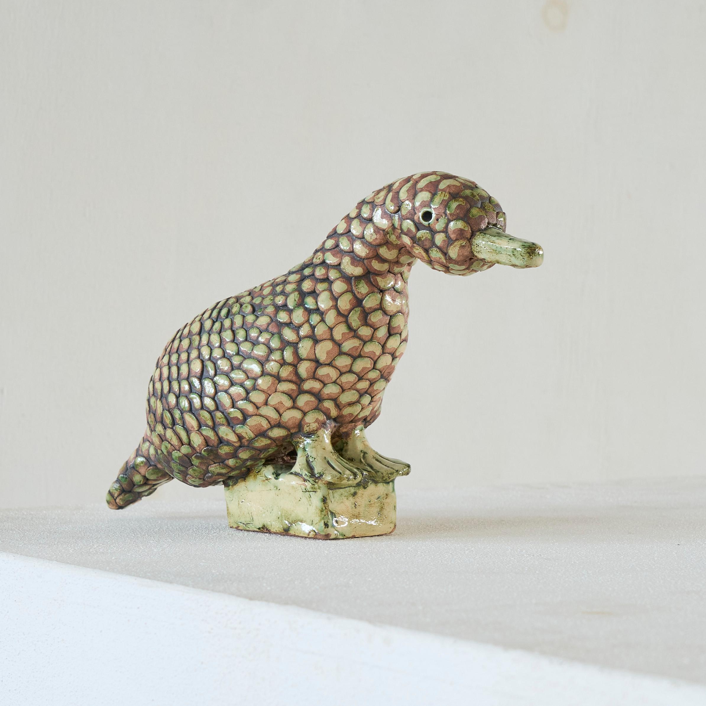 Meravigliosa scultura di dodo in Studio Pottery dei primi del Novecento.

Un'incantevole e rara scultura in studio di un dodo. Presenta molti dettagli simpatici e stravaganti e ottimi colori. Bello lo smalto e l'aspetto artigianale. 

Insolito e