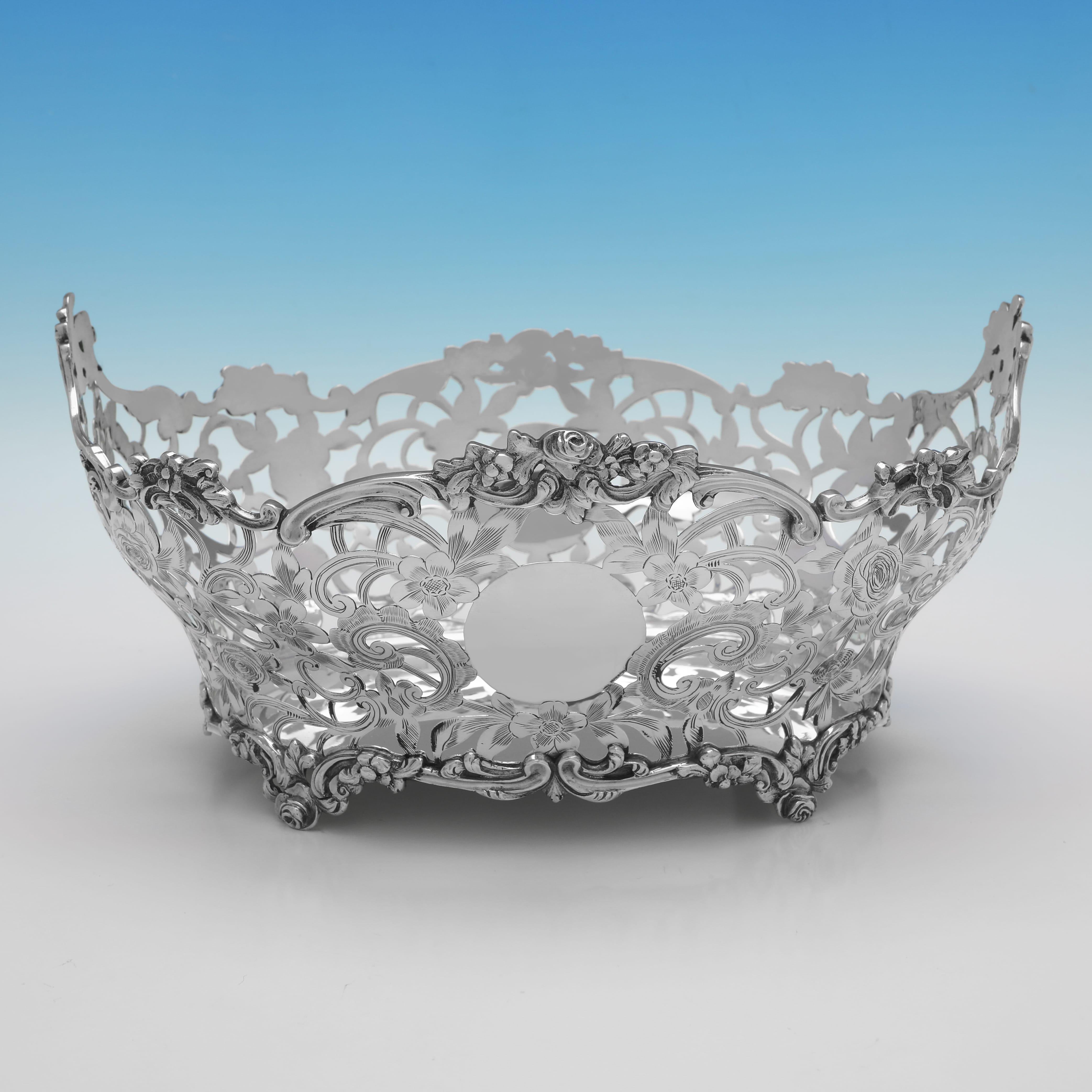 Marcada en Londres entre 1898 y 1901 por D. & J. Wellby & Carrington & Co., esta maravillosa serie de 5 Platos Antiguos de Plata de Ley presenta decoración calada en los laterales y bordes y pies de fundición. El conjunto consta de 1 plato central