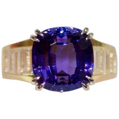 Meraviglioso anello con tanzanite e diamanti in oro giallo 18 carati