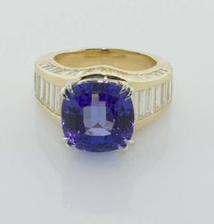 Meraviglioso anello con tanzanite e diamanti in oro giallo 18 carati