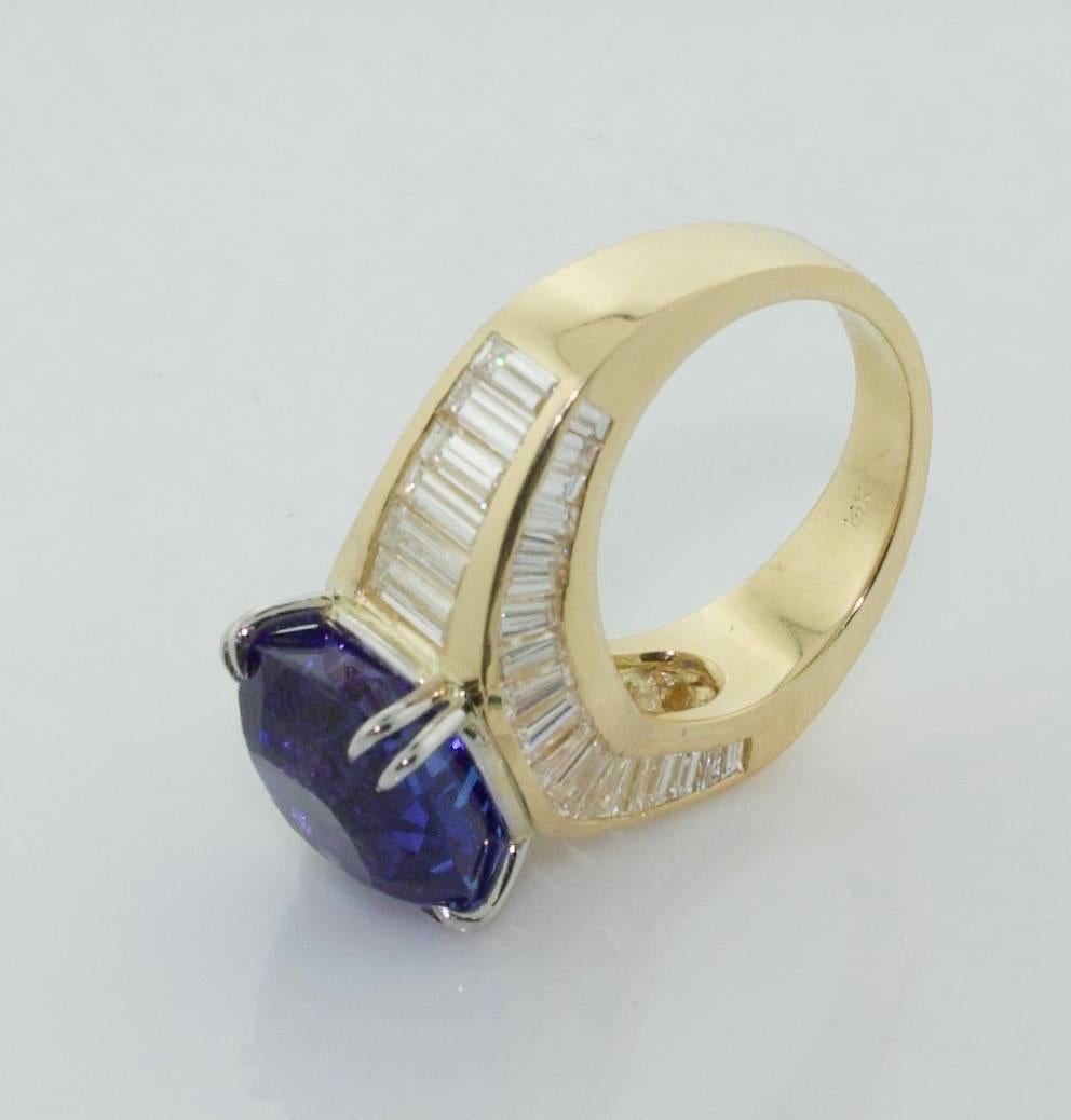 Wonderful Tanzanite and Diamond Ring in 18 Karat Yellow Gold In Excellent Condition For Sale In Wailea, HI