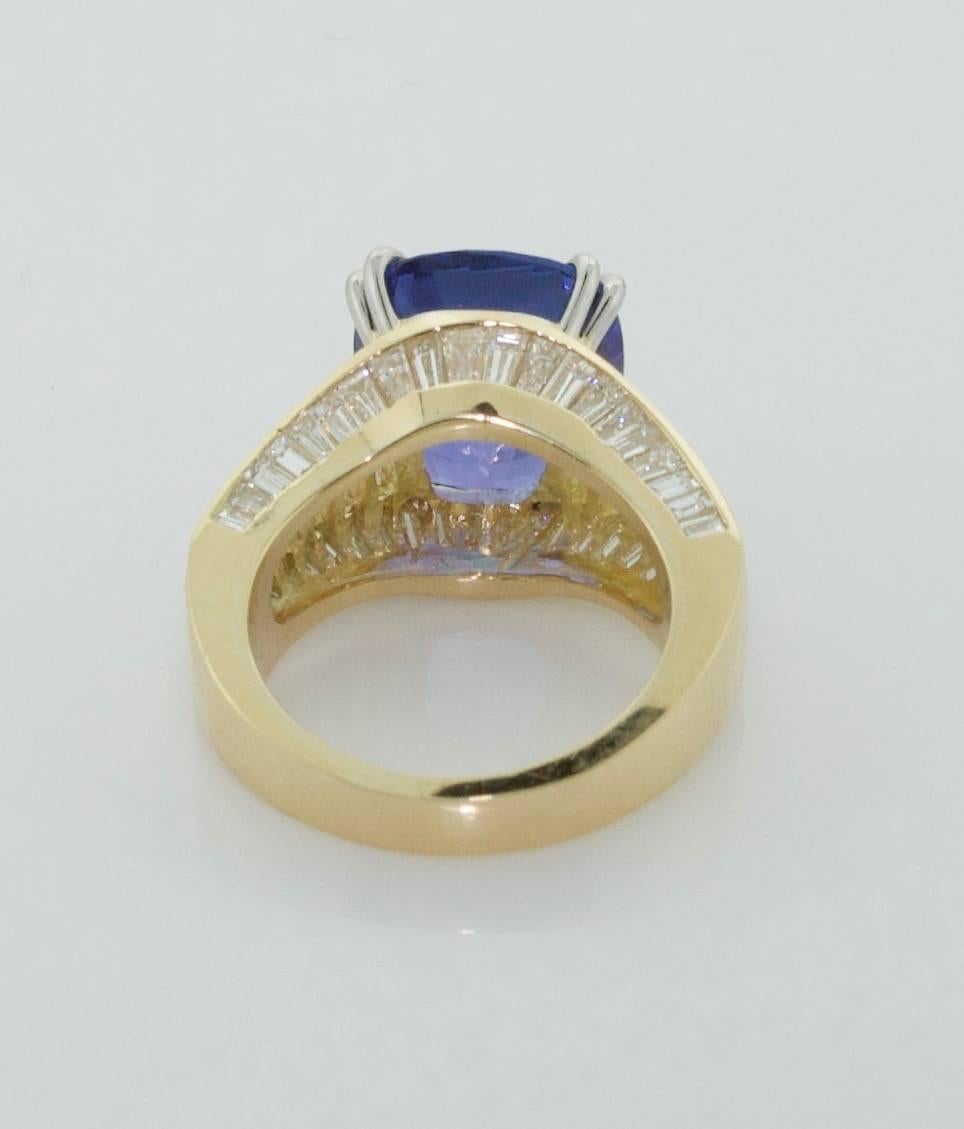 Women's or Men's Wonderful Tanzanite and Diamond Ring in 18 Karat Yellow Gold For Sale