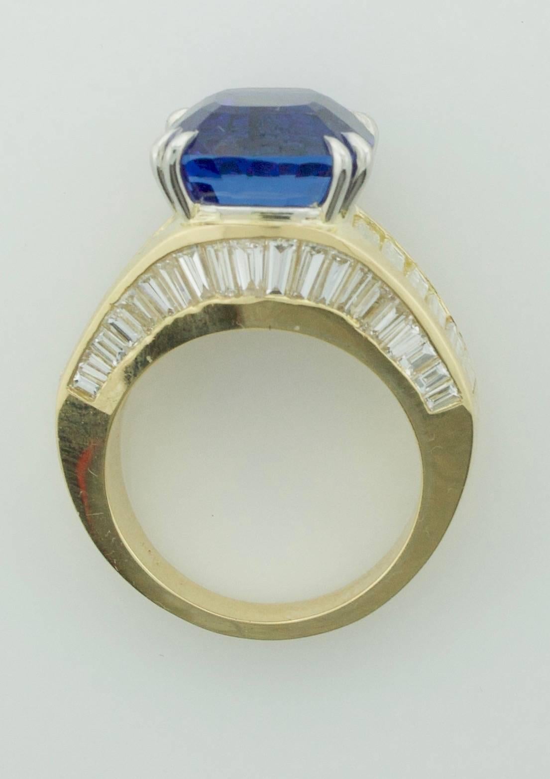 Wonderful Tanzanite and Diamond Ring in 18 Karat Yellow Gold For Sale 1