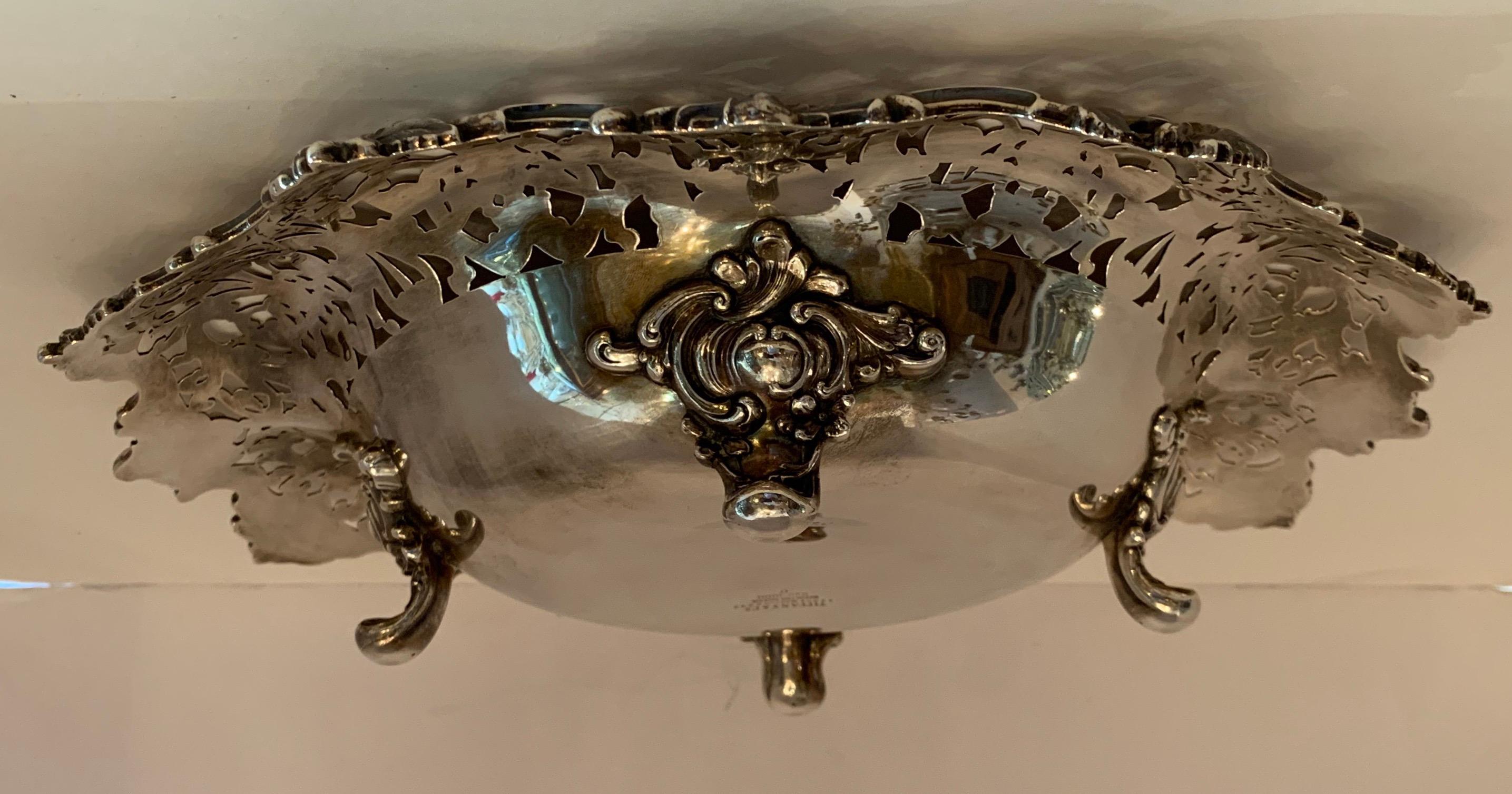 Maravillosa Tiffany & Co. Cuenco perforado con pie de centro de mesa de plata de ley en venta 1
