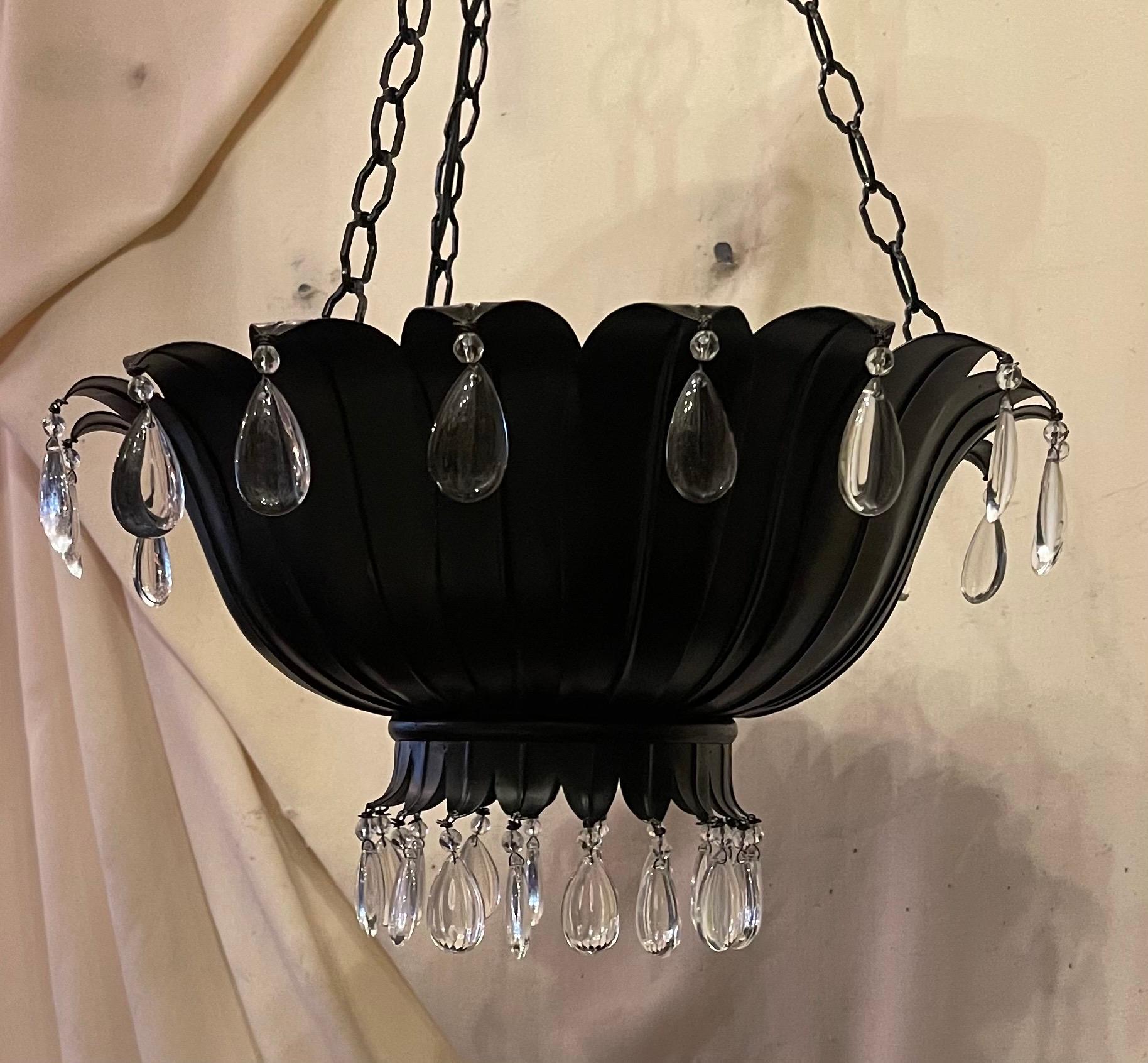 Merveilleux lustre en forme de tournesol peint en noir avec des cristaux et des perles. Luminaire avec fond givré au centre, accompagné d'une chaîne et de matériel de montage. 
